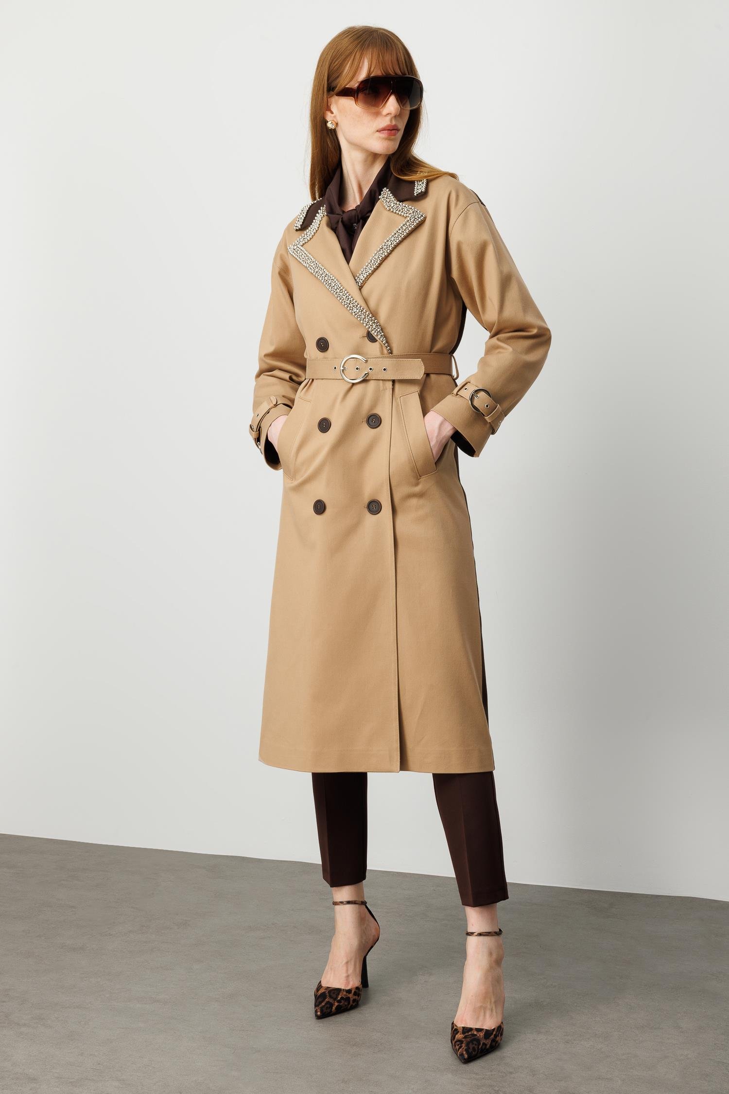 Modailgi  Yakası İnci Ve Taş İşlemeli Kruvaze Kapamalı Kemer Detaylı Oversize Trençkot Camel/Kahve