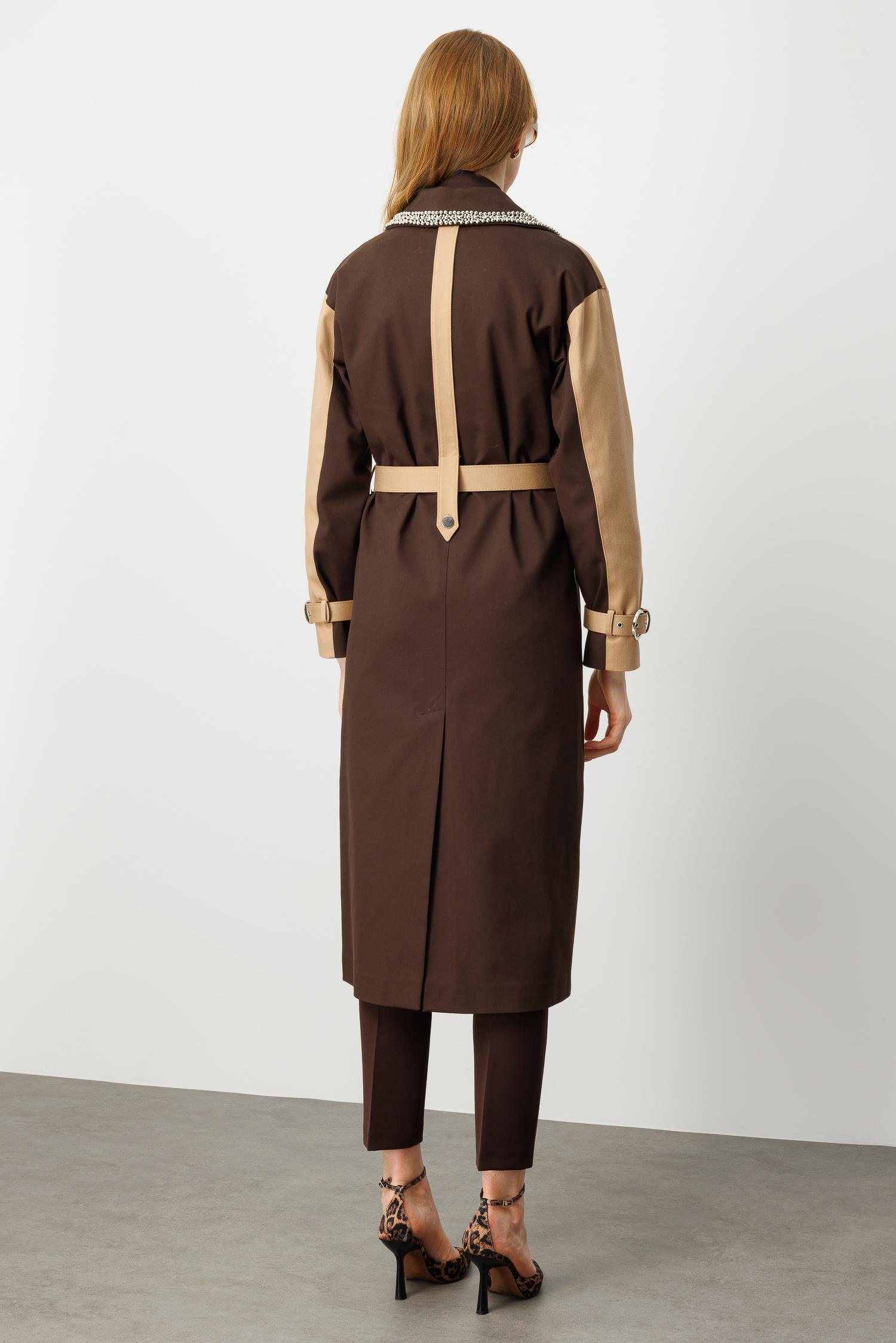 Modailgi  Yakası İnci Ve Taş İşlemeli Kruvaze Kapamalı Kemer Detaylı Oversize Trençkot Camel/Kahve