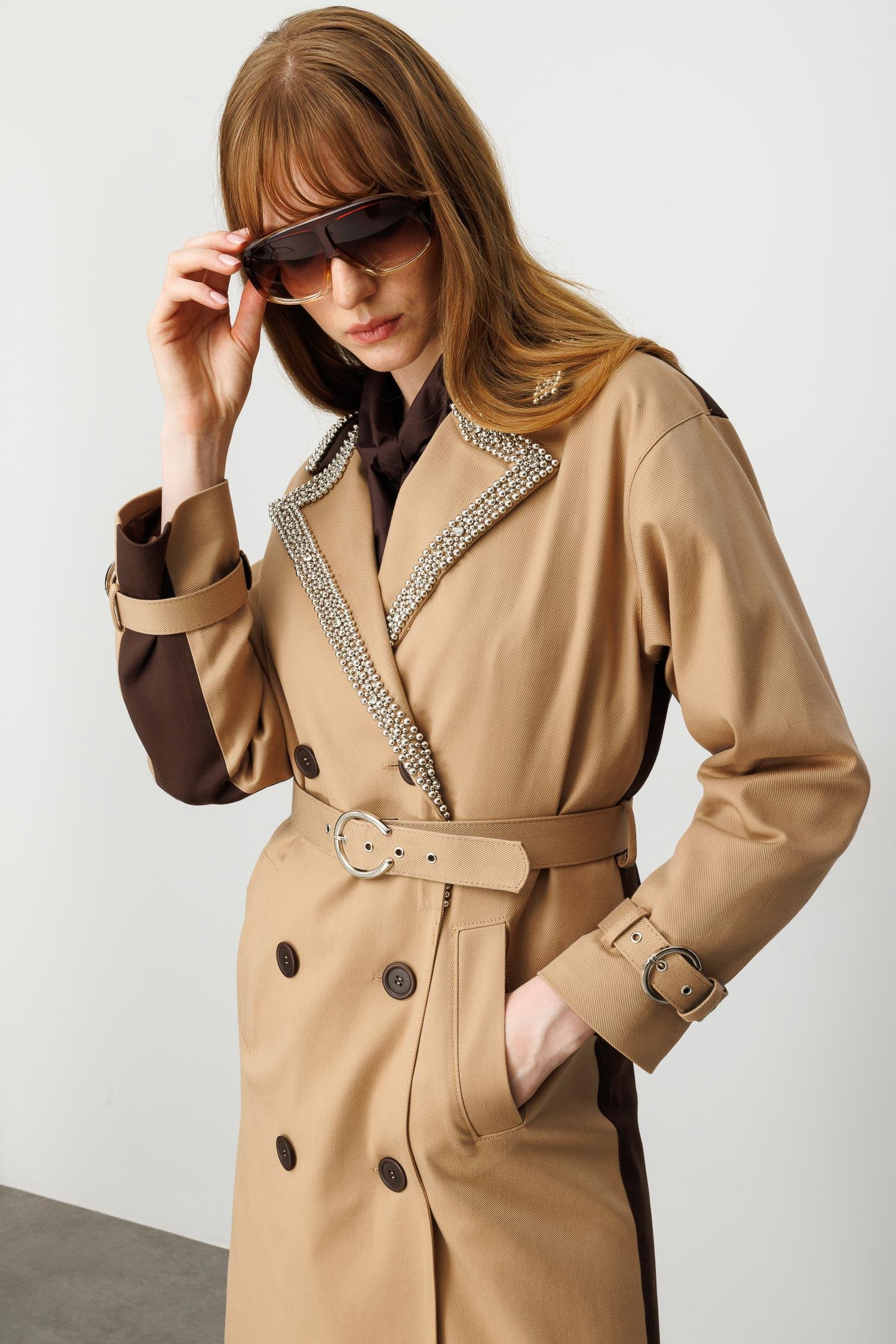 Modailgi  Yakası İnci Ve Taş İşlemeli Kruvaze Kapamalı Kemer Detaylı Oversize Trençkot Camel/Kahve