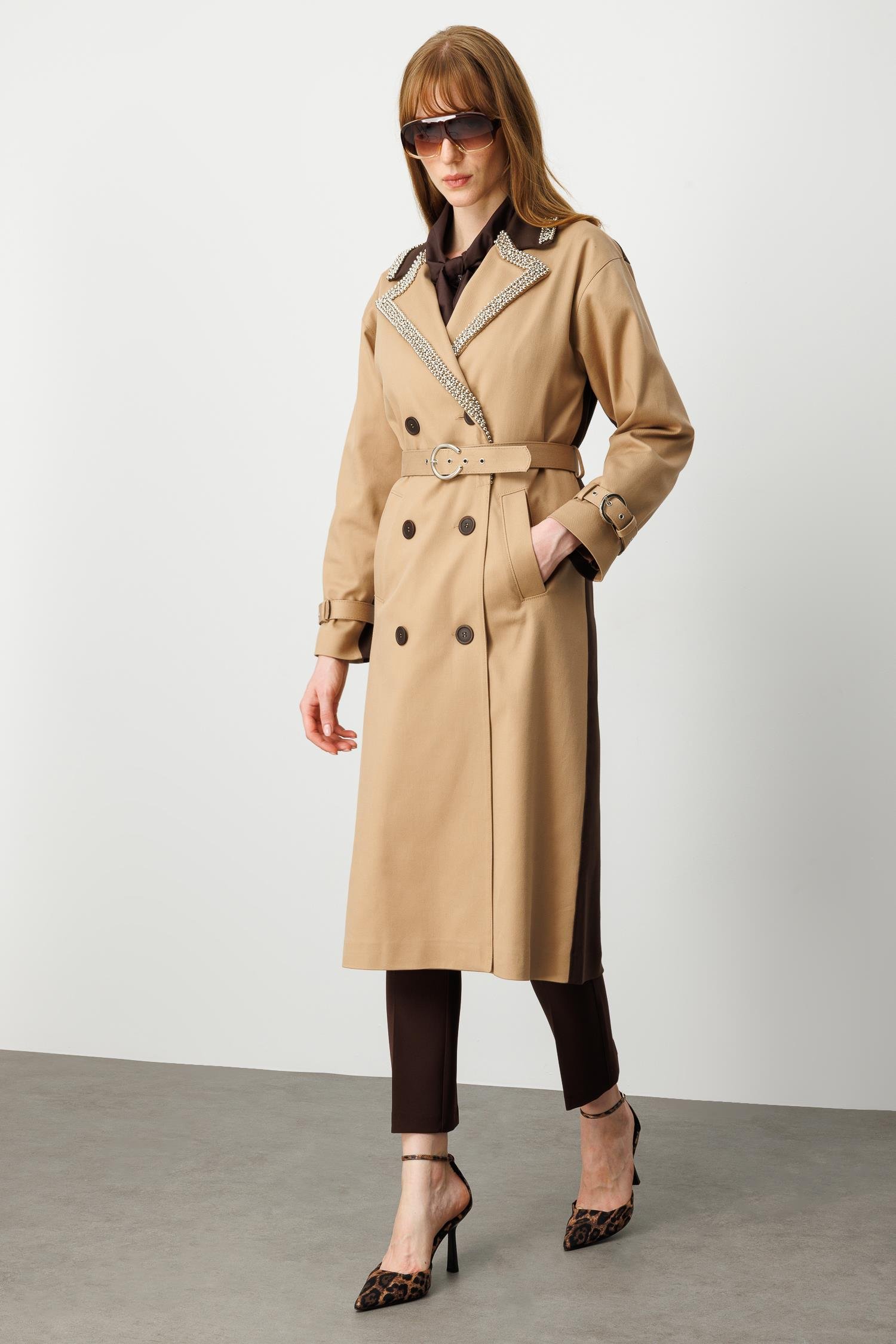 Modailgi  Yakası İnci Ve Taş İşlemeli Kruvaze Kapamalı Kemer Detaylı Oversize Trençkot Camel/Kahve