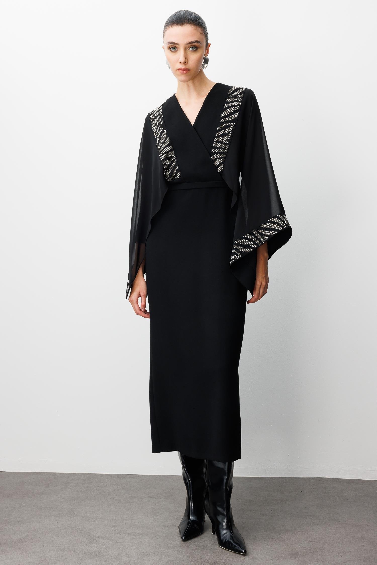 Modailgi  Yakası Kruvaze Kolları Pelerin Taş Detaylı Kalem Elbise Siyah