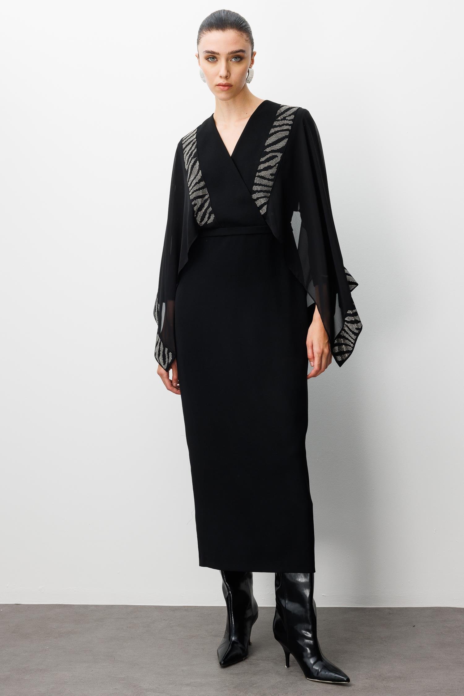 Modailgi  Yakası Kruvaze Kolları Pelerin Taş Detaylı Kalem Elbise Siyah