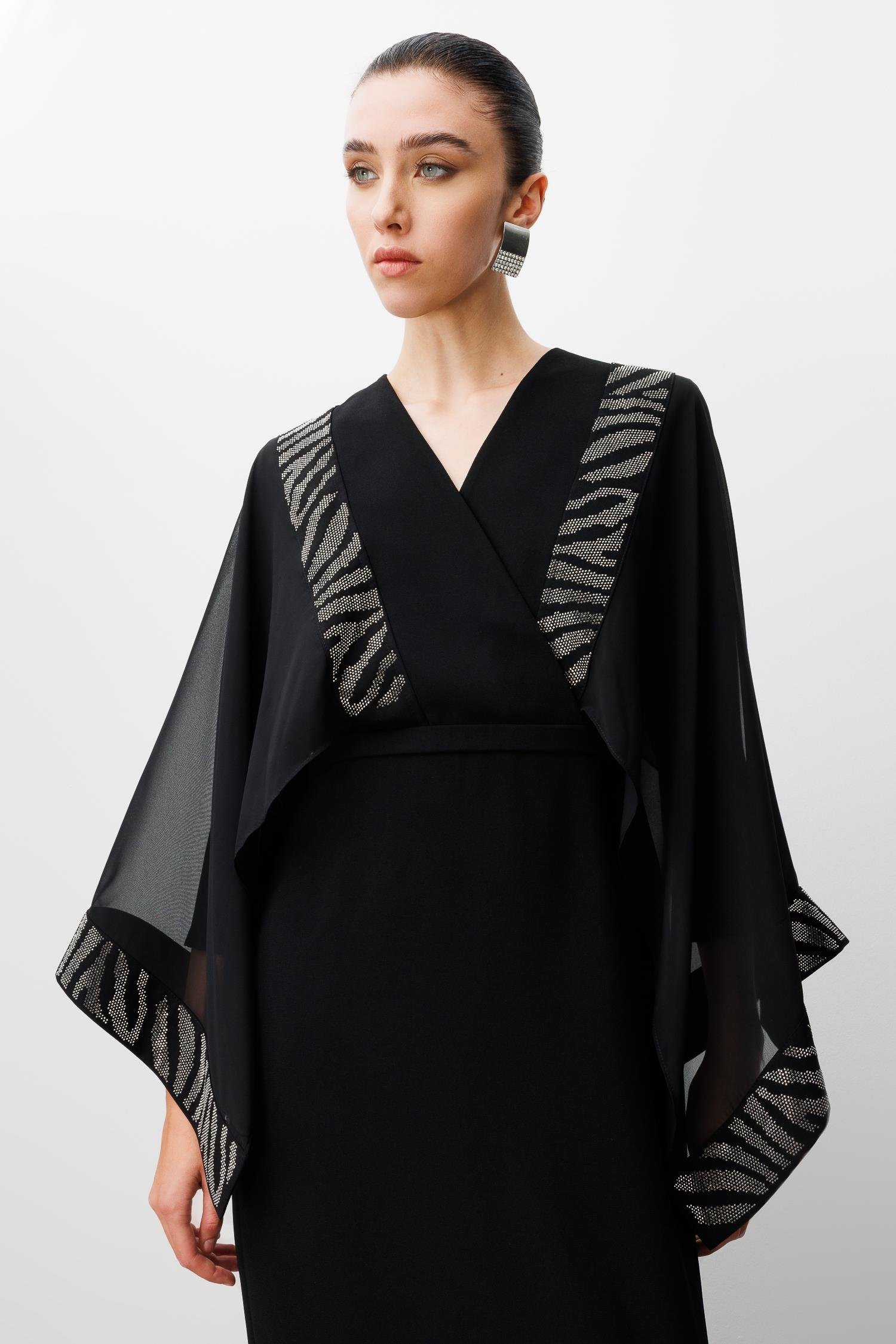 Modailgi  Yakası Kruvaze Kolları Pelerin Taş Detaylı Kalem Elbise Siyah