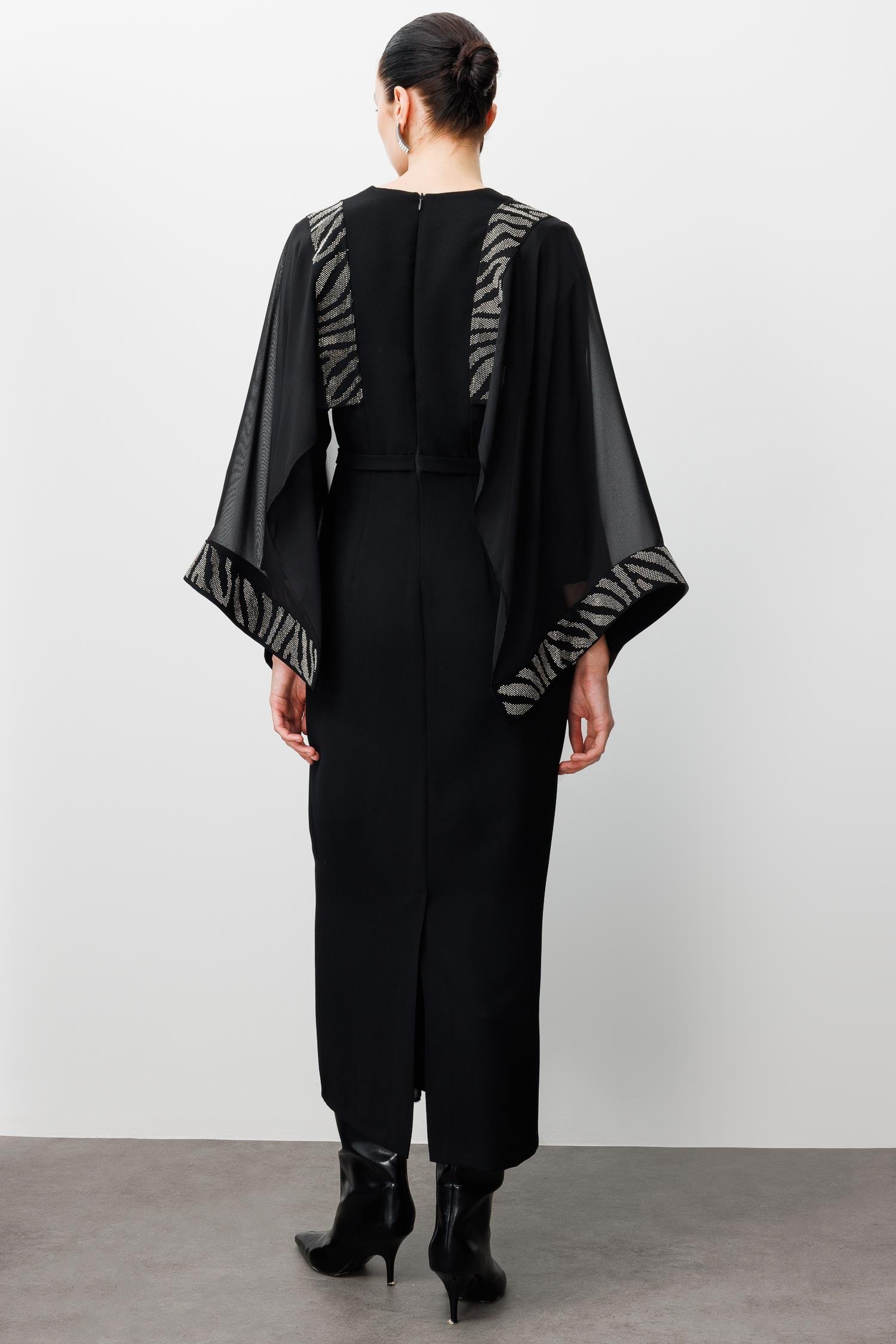 Modailgi  Yakası Kruvaze Kolları Pelerin Taş Detaylı Kalem Elbise Siyah