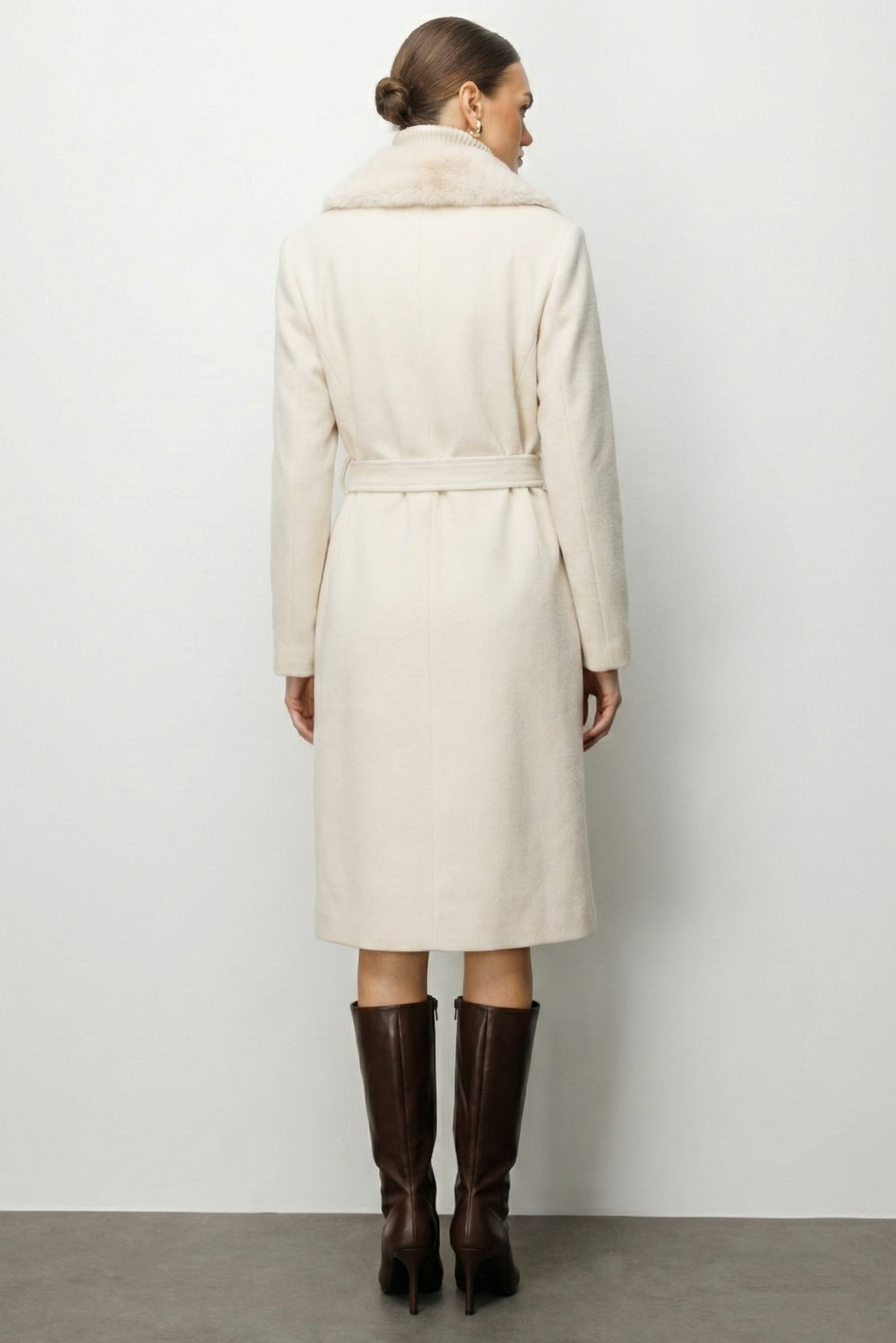 Modailgi  Yakası Kürklü Diyagonal Çizgili Kruvaze Kaban Bej