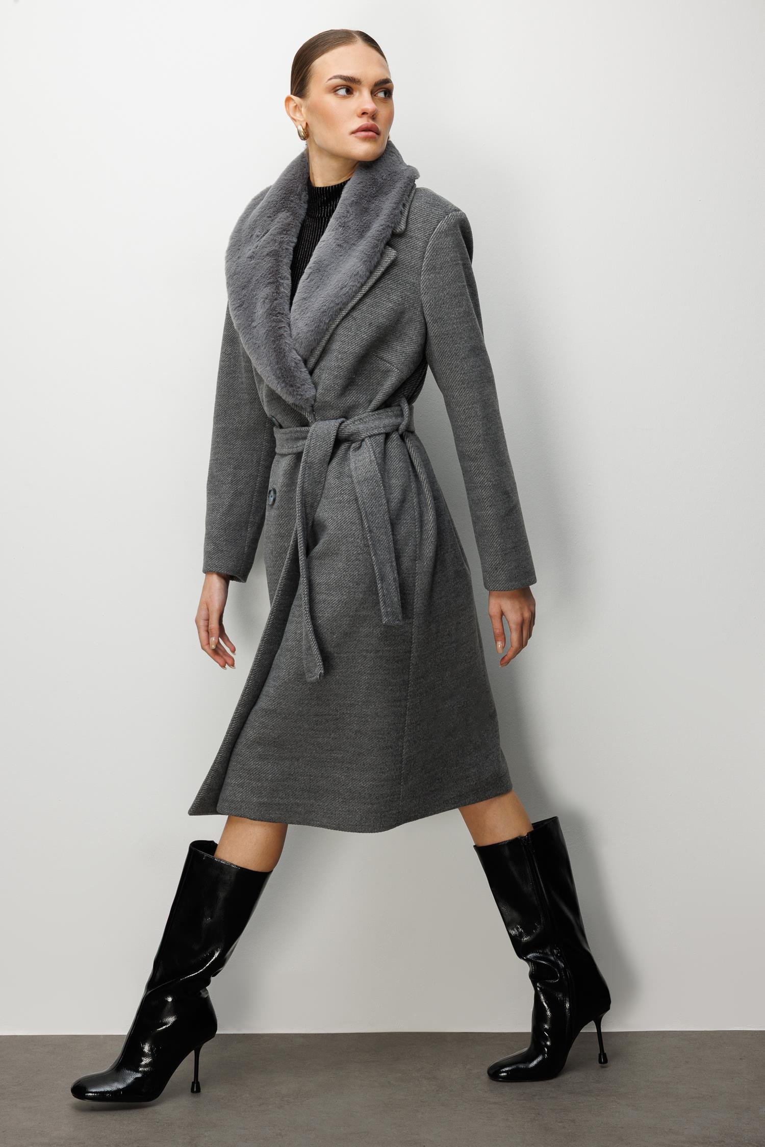 Modailgi  Yakası Kürklü Diyagonal Çizgili Kruvaze Kaban Gri