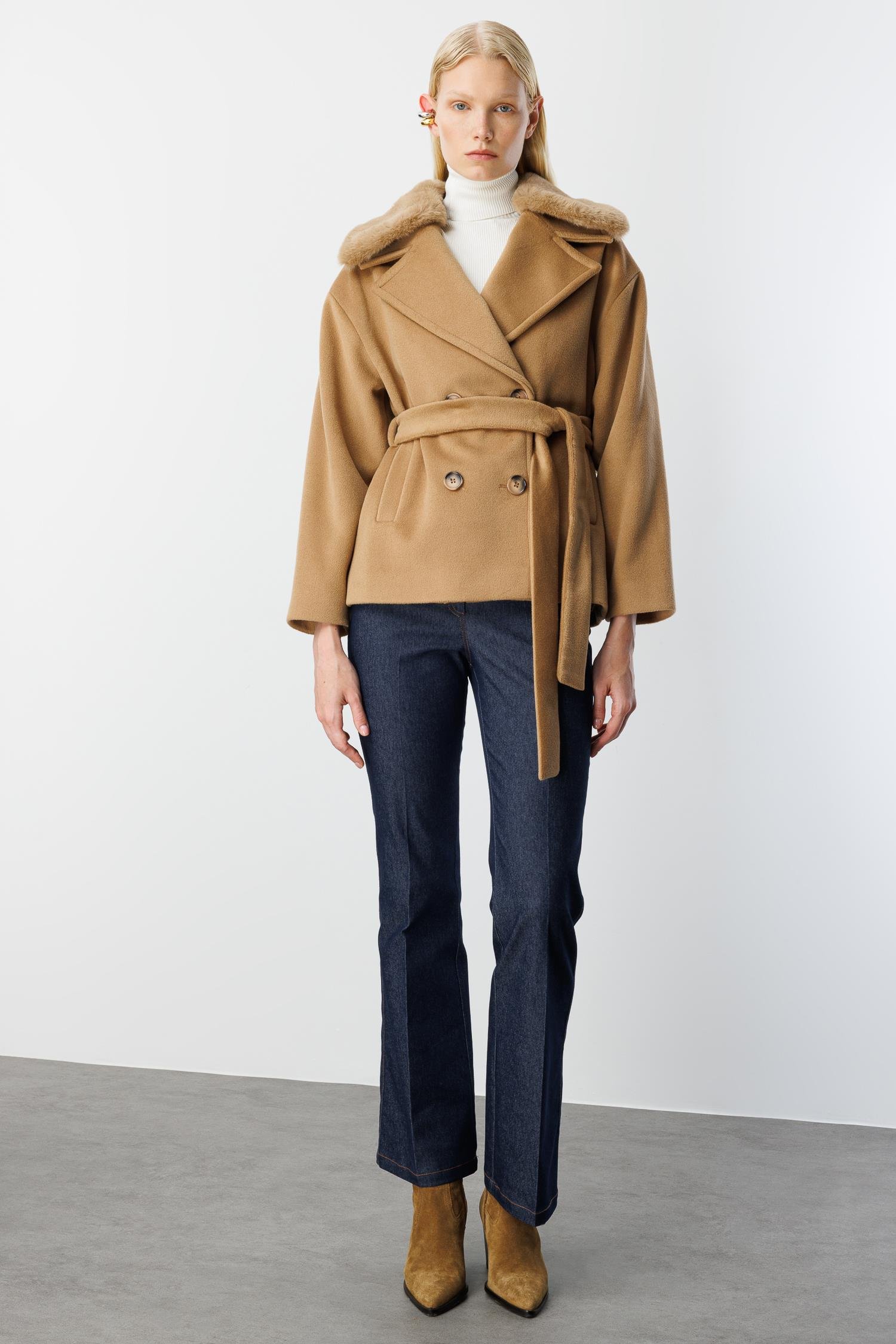 Modailgi  Yakası Kürklü Kruvaze Kemerli Kısa Kaşe Kaban Camel