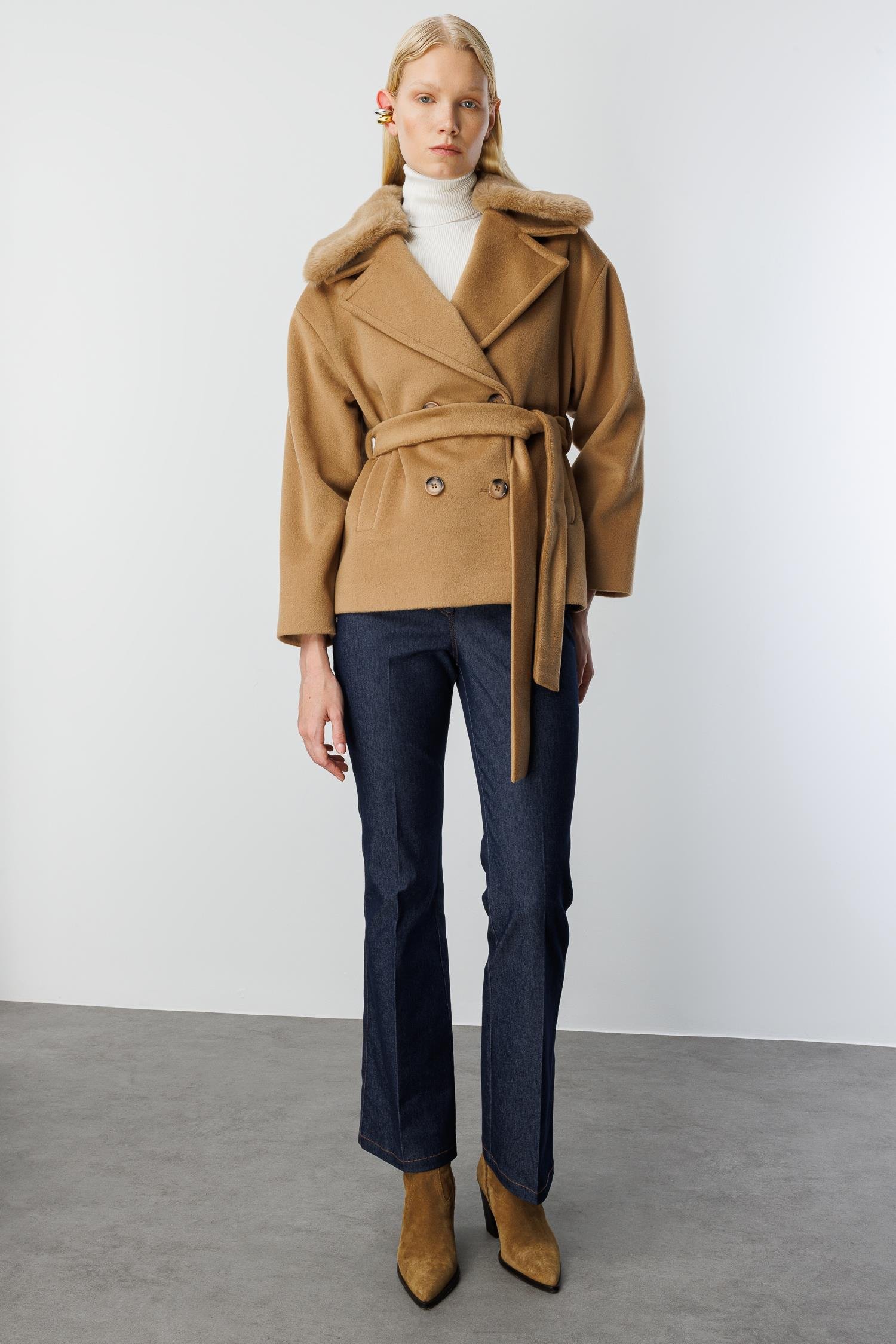 Modailgi  Yakası Kürklü Kruvaze Kemerli Kısa Kaşe Kaban Camel