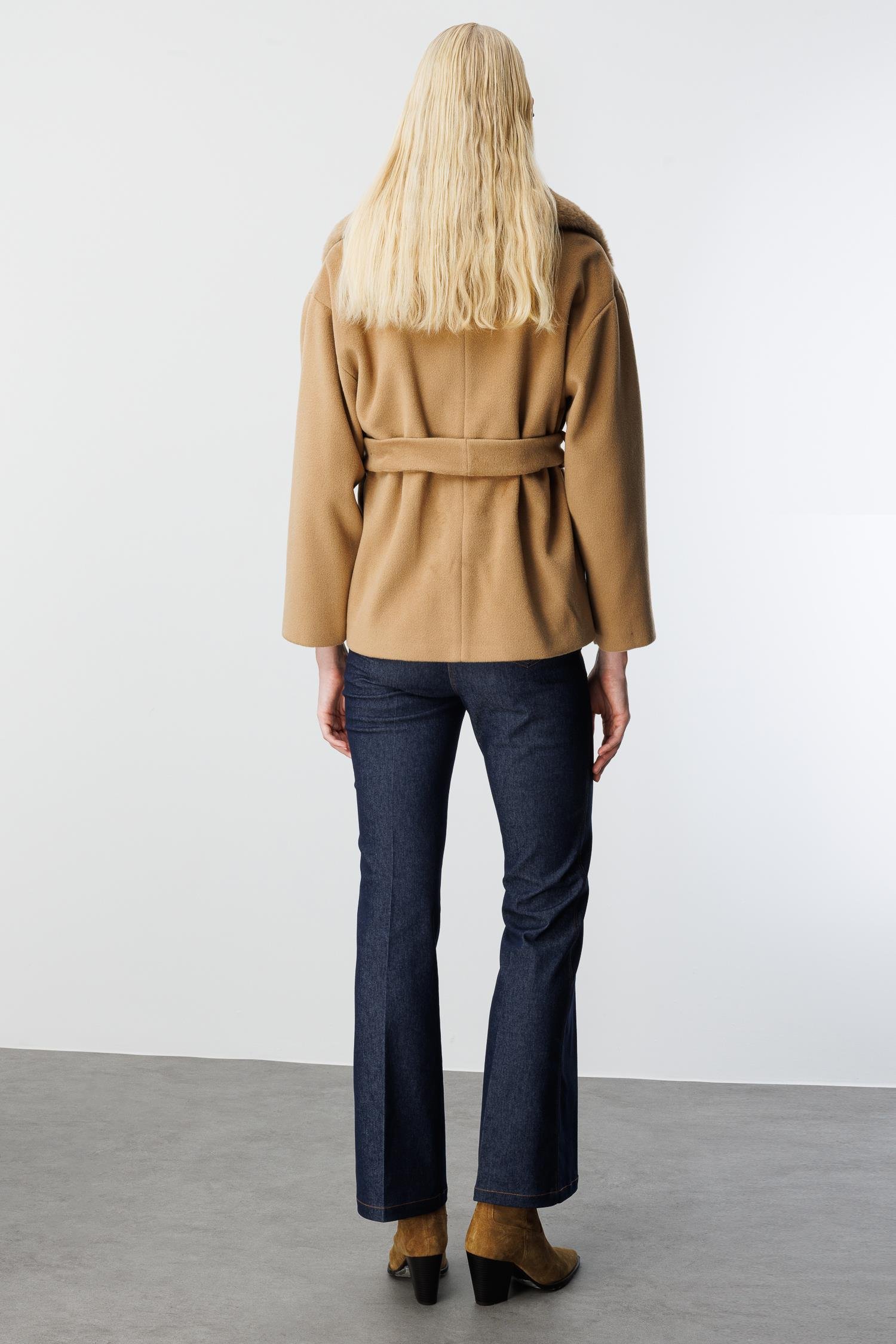 Modailgi  Yakası Kürklü Kruvaze Kemerli Kısa Kaşe Kaban Camel