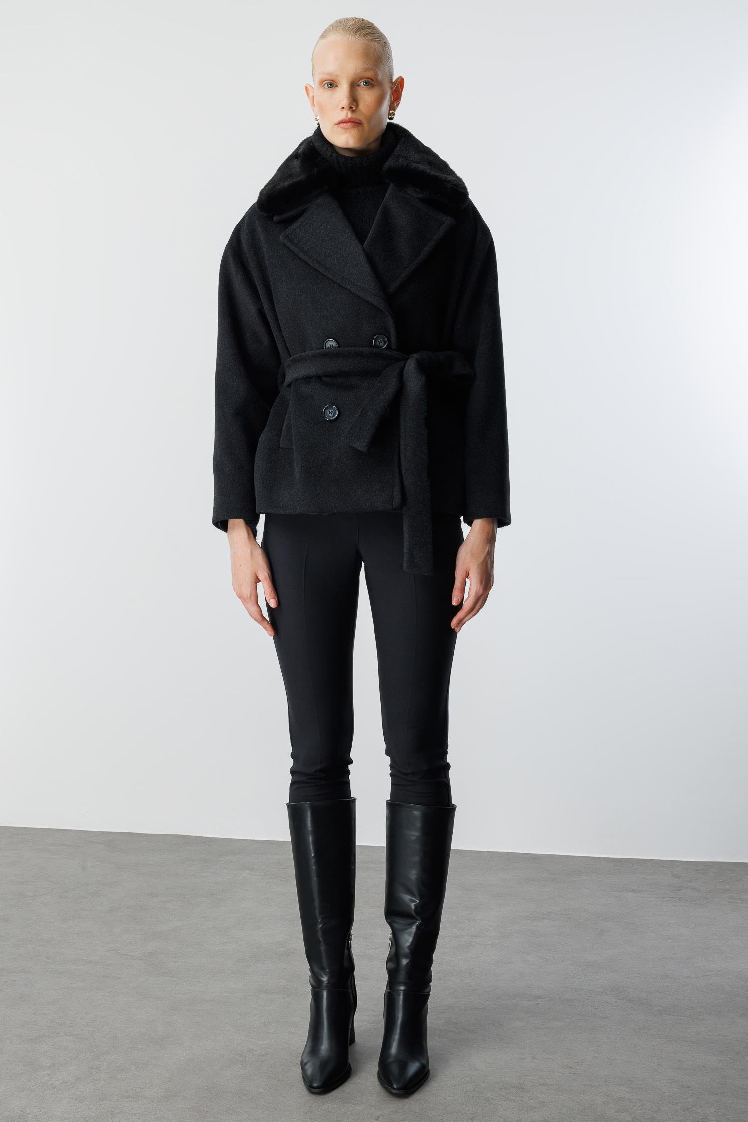 Modailgi  Yakası Kürklü Kruvaze Kemerli Kısa Kaşe Kaban Siyah