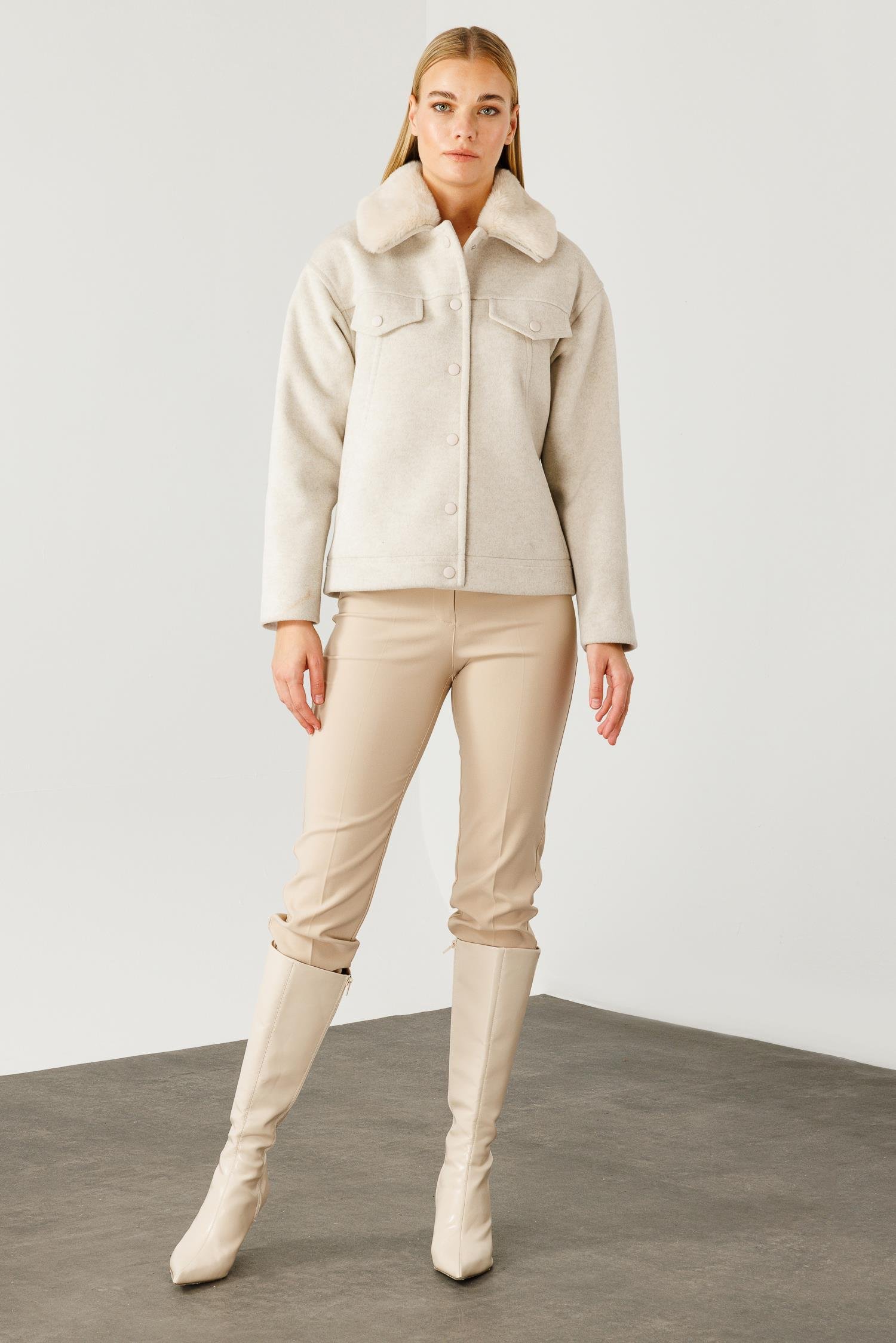 Modailgi  Yakası Kürklü Önden Kapamalı Kısa Kaşe Kaban Kemik