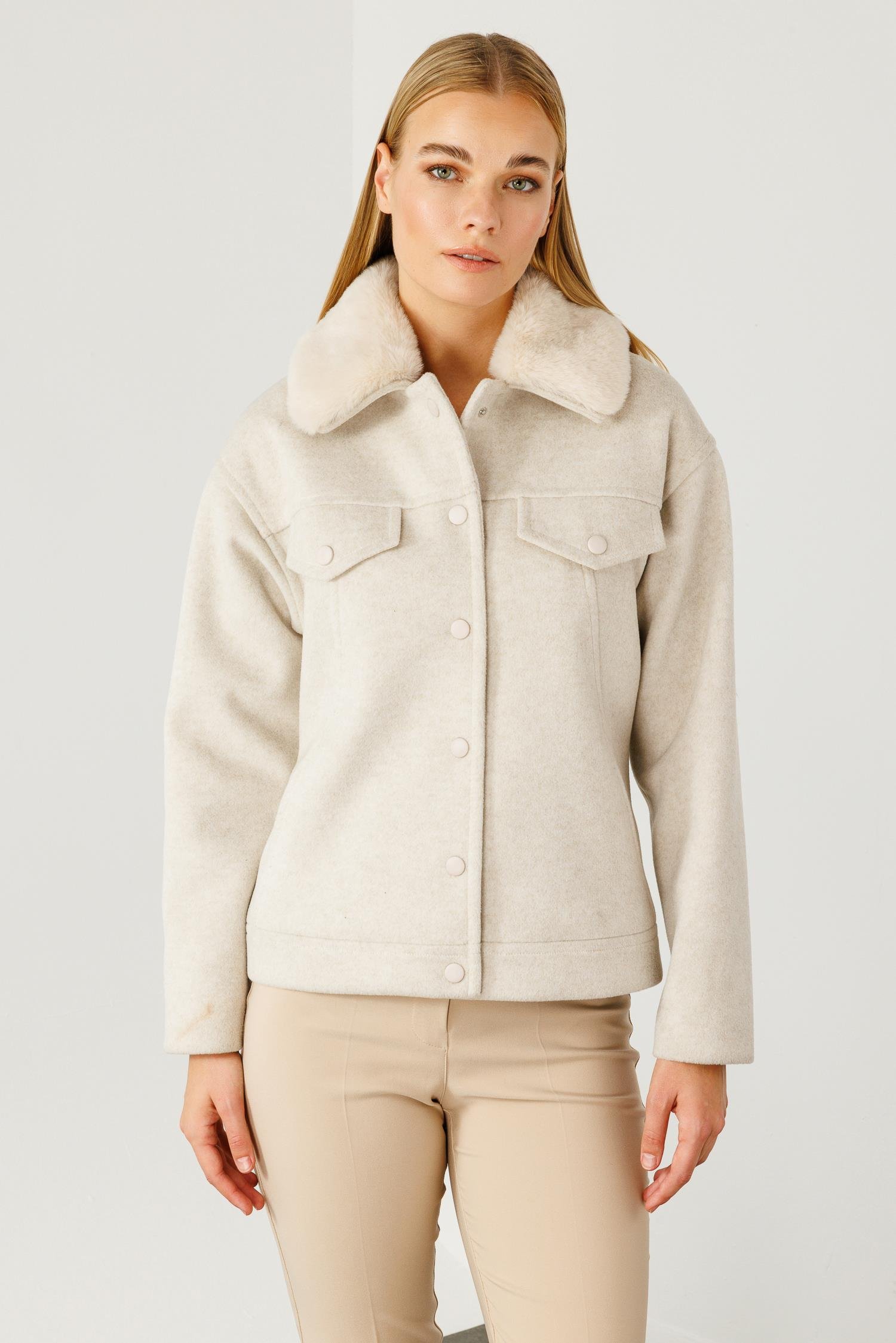 Modailgi  Yakası Kürklü Önden Kapamalı Kısa Kaşe Kaban Kemik