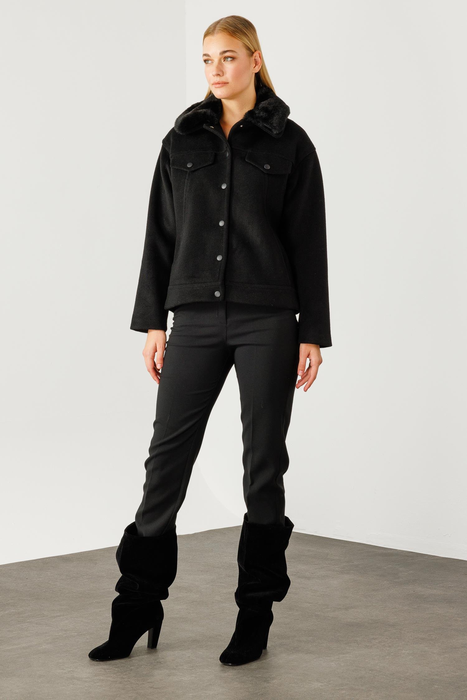 Modailgi  Yakası Kürklü Önden Kapamalı Kısa Kaşe Kaban Siyah