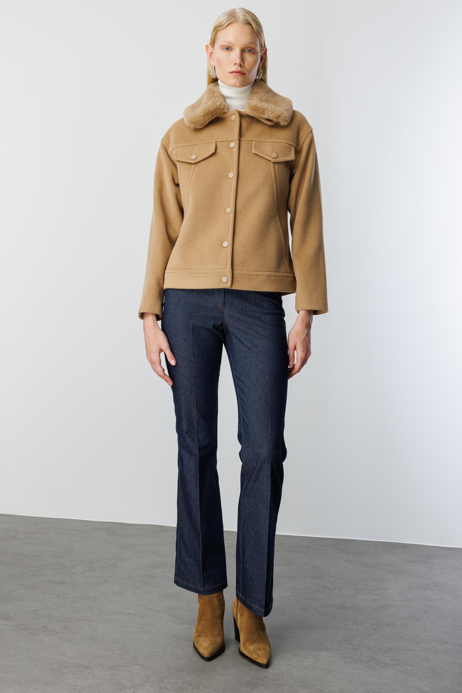 Modailgi  Yakası Kürklü Önden Kapamalı Kısa Kaşe Kaban Camel