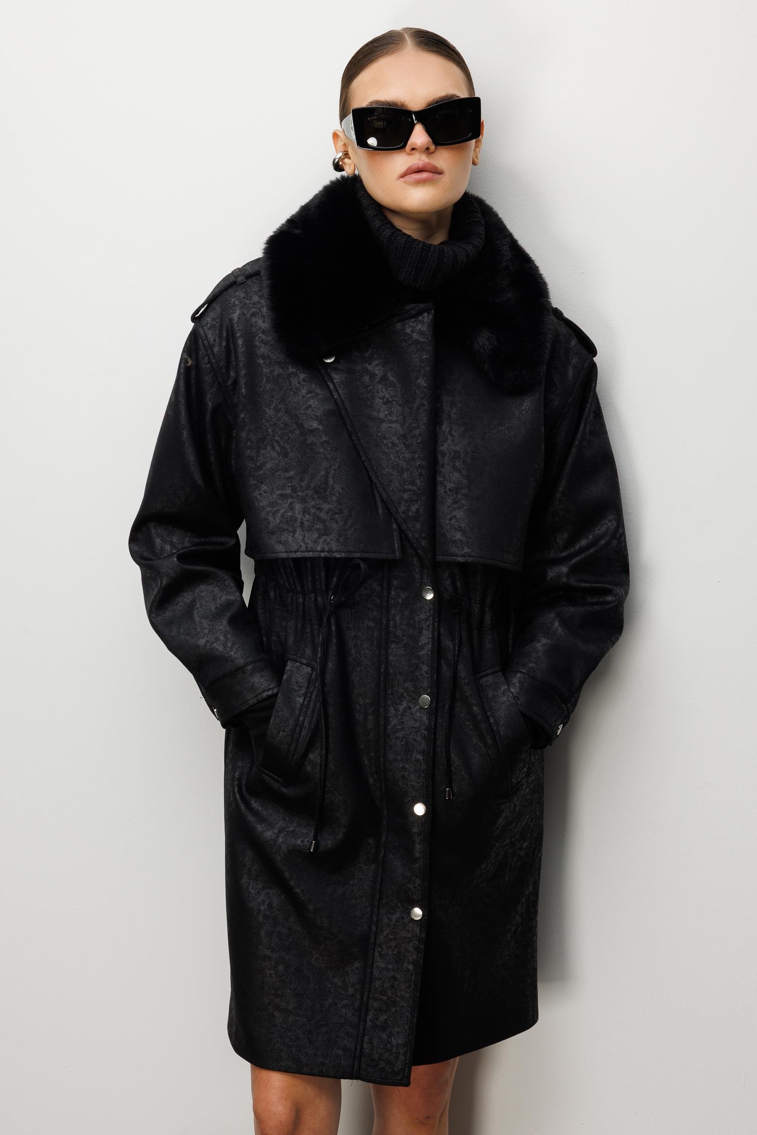 Modailgi  Yakası Seyyar Peluş Kürk Aksesuarlı Rüzgarlıklı Nubuk Süet Astarlı Trenç Siyah