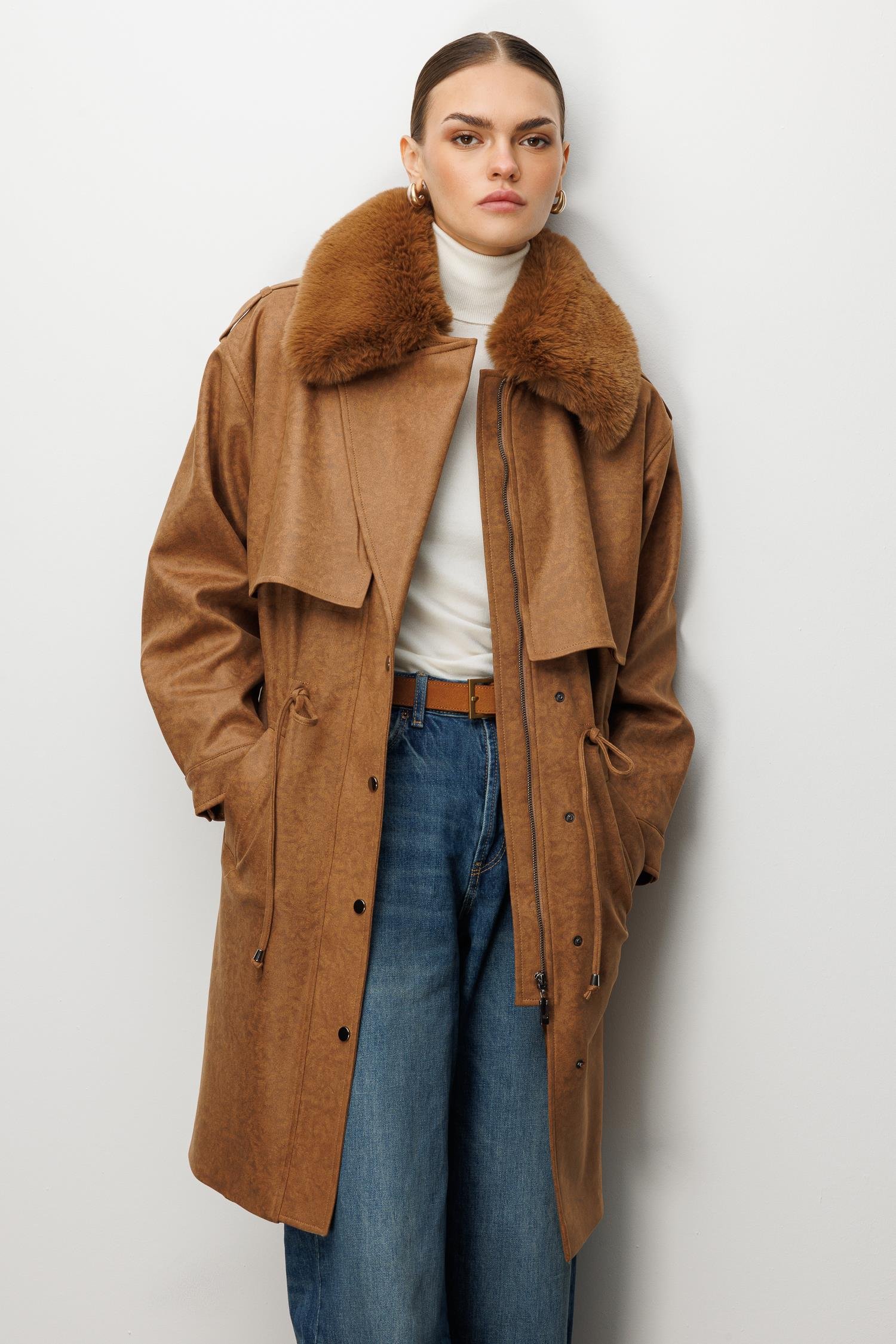 Modailgi  Yakası Seyyar Peluş Kürk Aksesuarlı Rüzgarlıklı Nubuk Süet Astarlı Trenç Taba