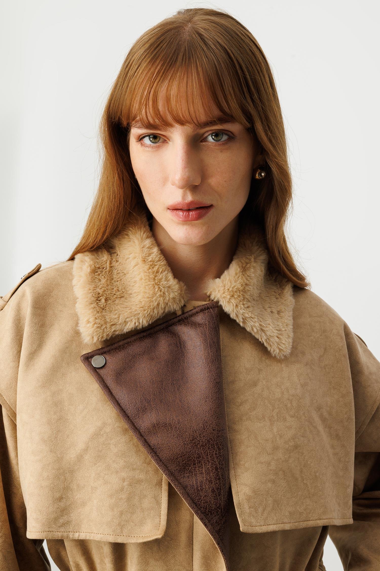 Modailgi  Yakası Seyyar Peluş Kürk Aksesuarlı Rüzgarlıklı Nubuk Süet Astarlı Trenç Vizon