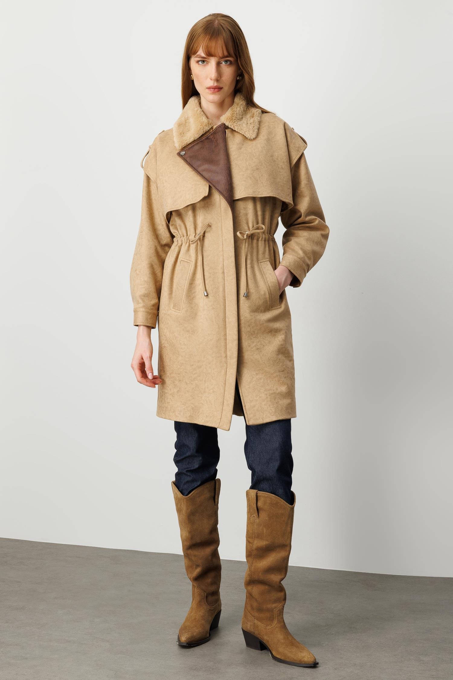 Modailgi  Yakası Seyyar Peluş Kürk Aksesuarlı Rüzgarlıklı Nubuk Süet Astarlı Trenç Vizon