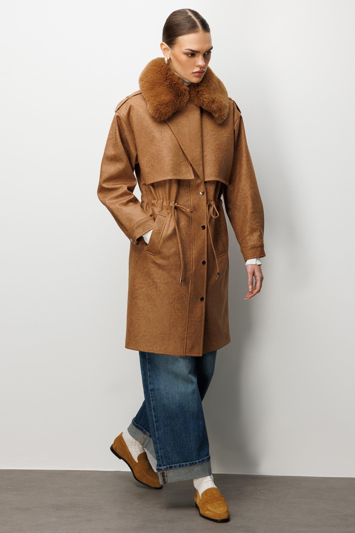 Modailgi  Yakası Seyyar Peluş Kürk Aksesuarlı Rüzgarlıklı Nubuk Süet Astarlı Trenç Taba