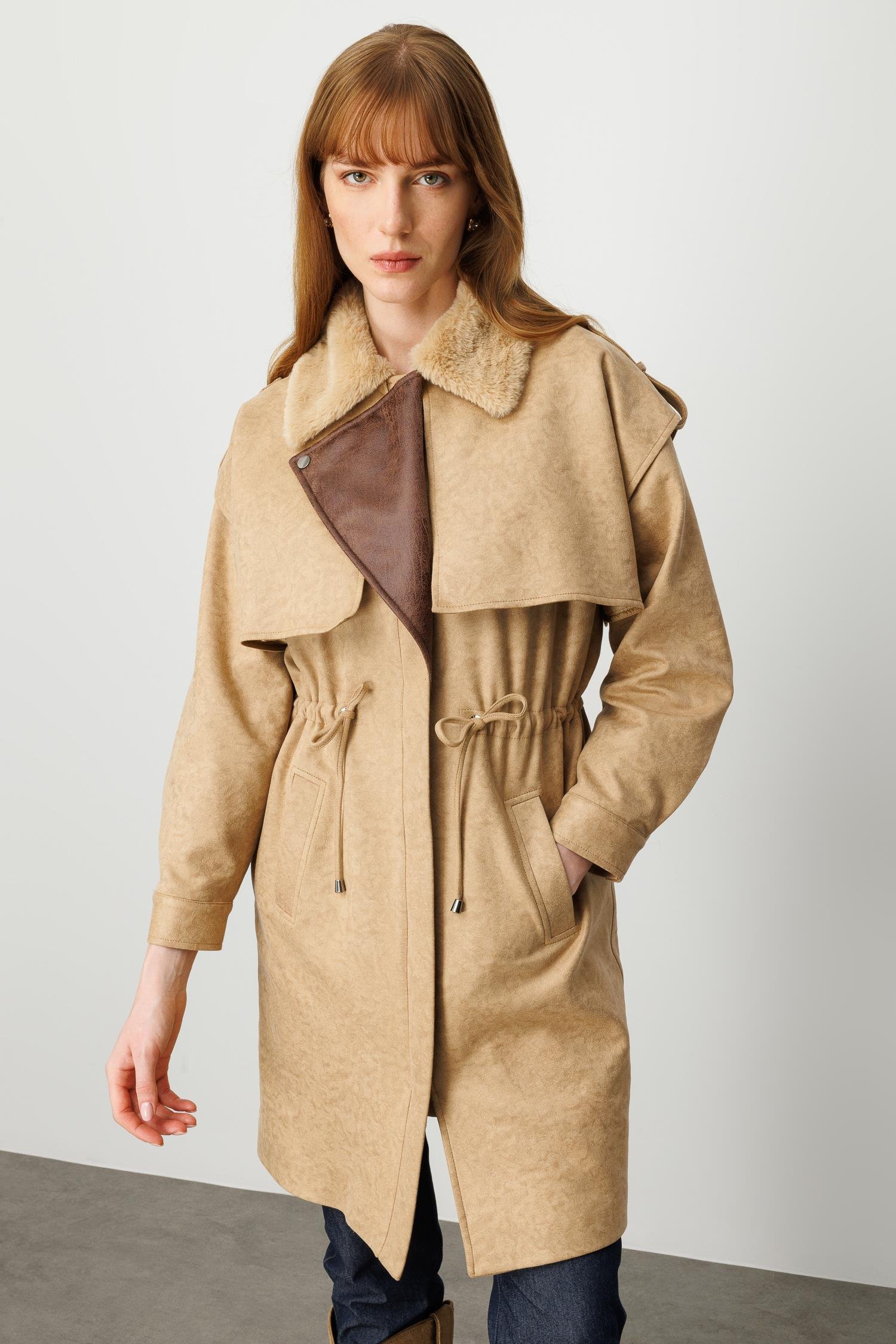 Modailgi  Yakası Seyyar Peluş Kürk Aksesuarlı Rüzgarlıklı Nubuk Süet Astarlı Trenç Vizon