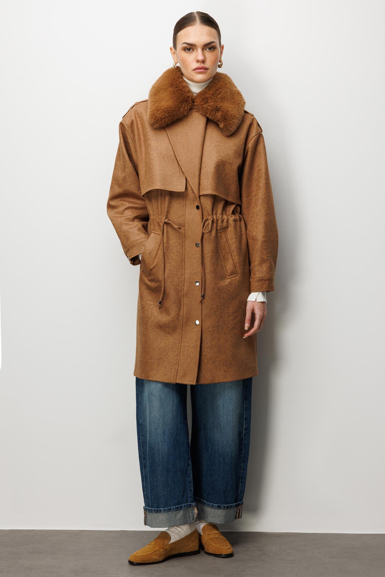 Modailgi  Yakası Seyyar Peluş Kürk Aksesuarlı Rüzgarlıklı Nubuk Süet Astarlı Trenç Taba