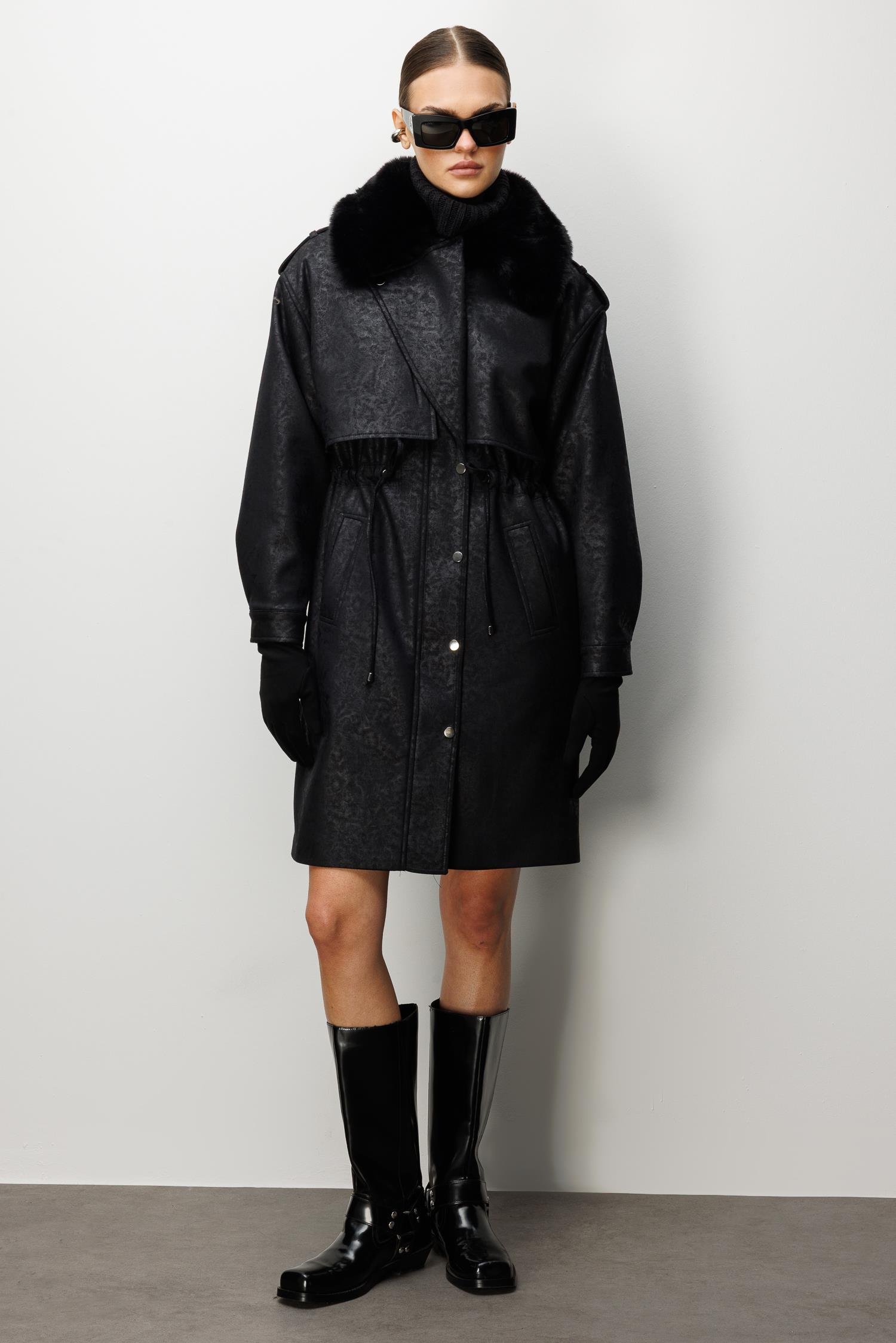Modailgi  Yakası Seyyar Peluş Kürk Aksesuarlı Rüzgarlıklı Nubuk Süet Astarlı Trenç Siyah