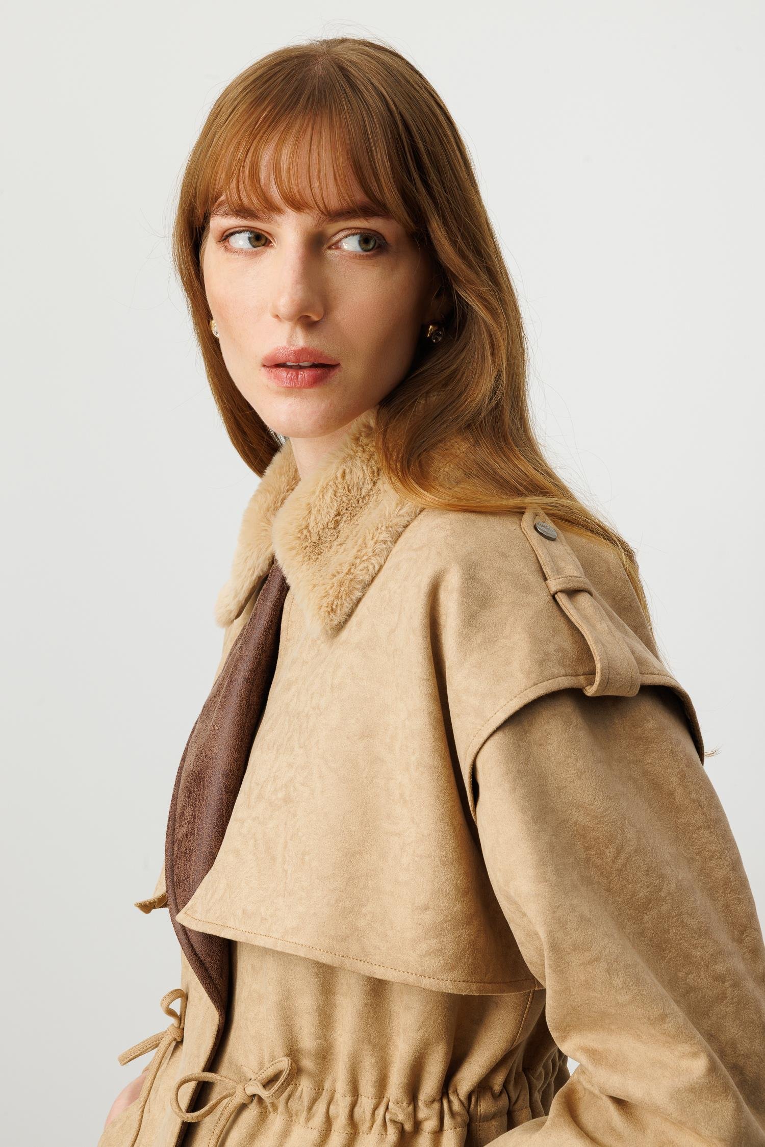 Modailgi  Yakası Seyyar Peluş Kürk Aksesuarlı Rüzgarlıklı Nubuk Süet Astarlı Trenç Vizon