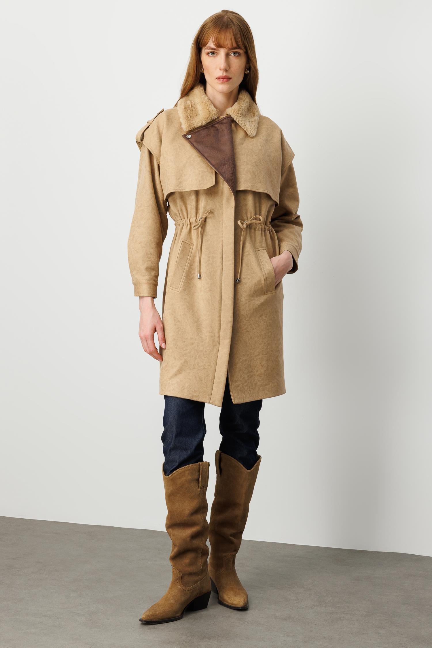 Modailgi  Yakası Seyyar Peluş Kürk Aksesuarlı Rüzgarlıklı Nubuk Süet Astarlı Trenç Vizon