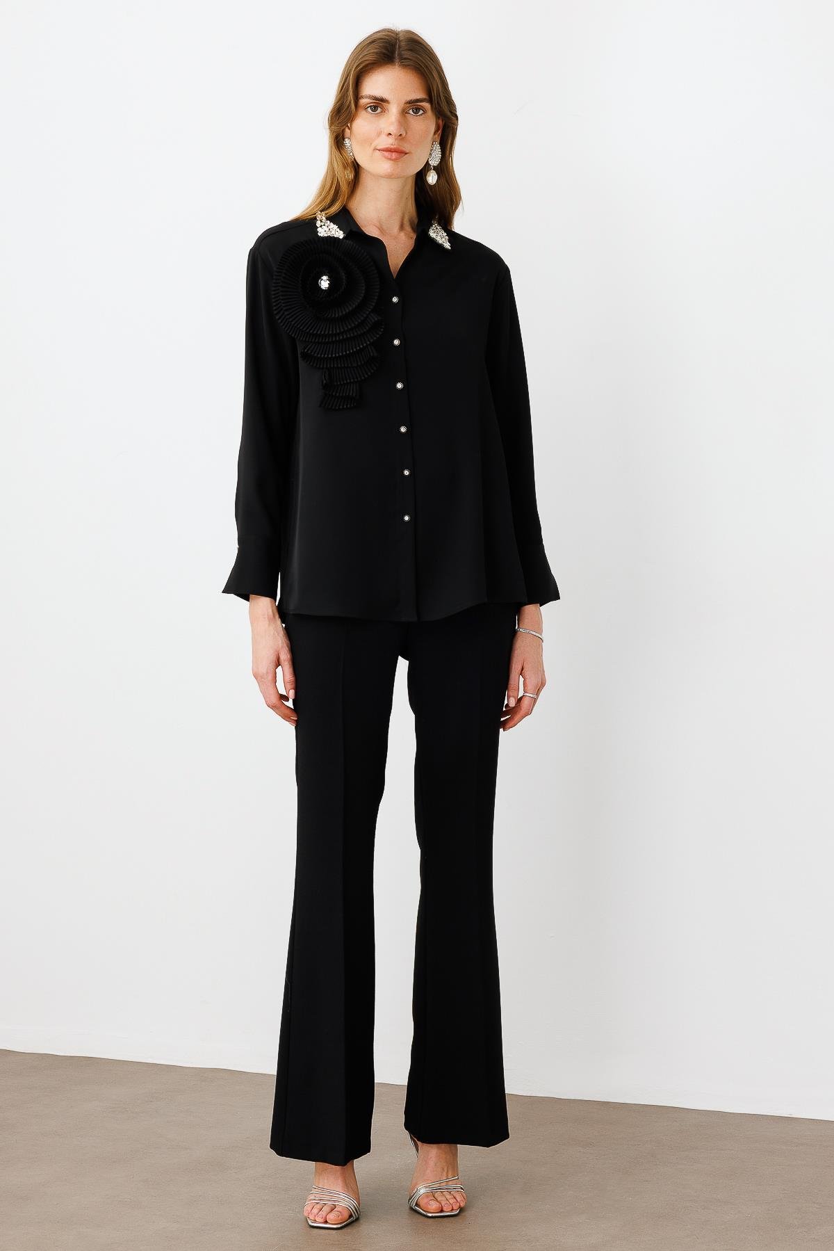 Modailgi  Yakası Taş Detaylı Pliseli Rahat Kesim Gömlek Siyah
