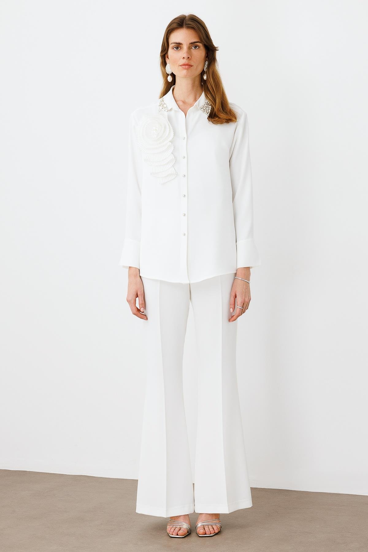 Modailgi  Yakası Taş Detaylı Pliseli Rahat Kesim Gömlek Ekru