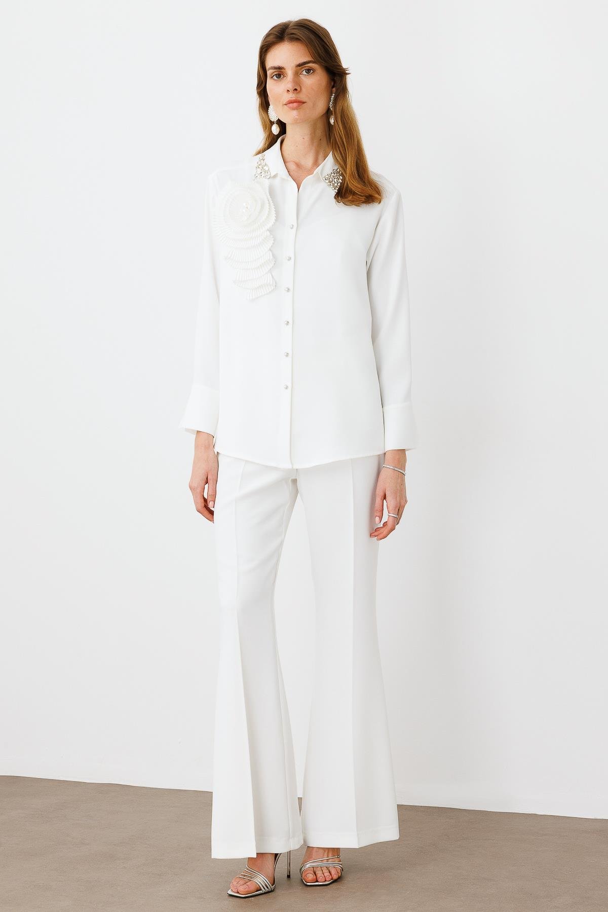 Modailgi  Yakası Taş Detaylı Pliseli Rahat Kesim Gömlek Ekru