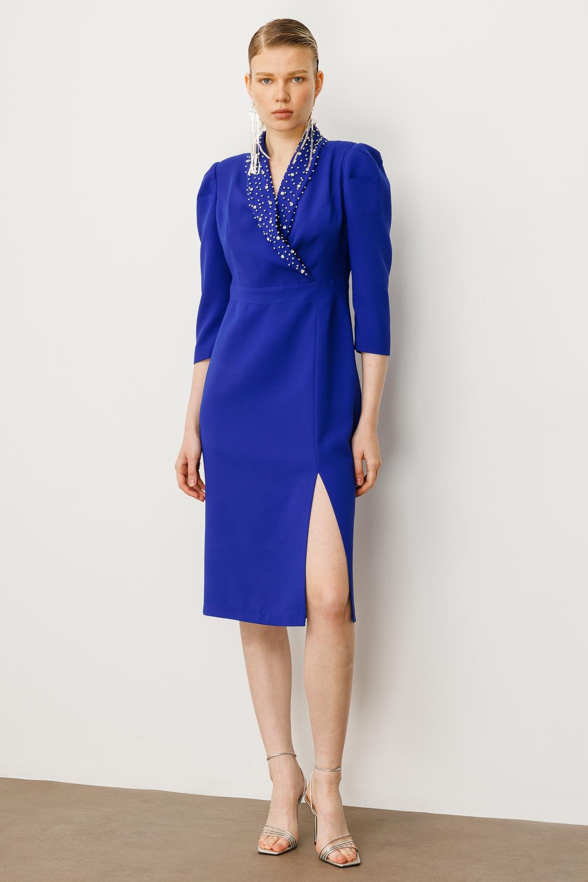 Modailgi  Yakası Taş İşlemeli Önden Yırtmaçlı Truvakar Kol Midiboy Elbise Saks