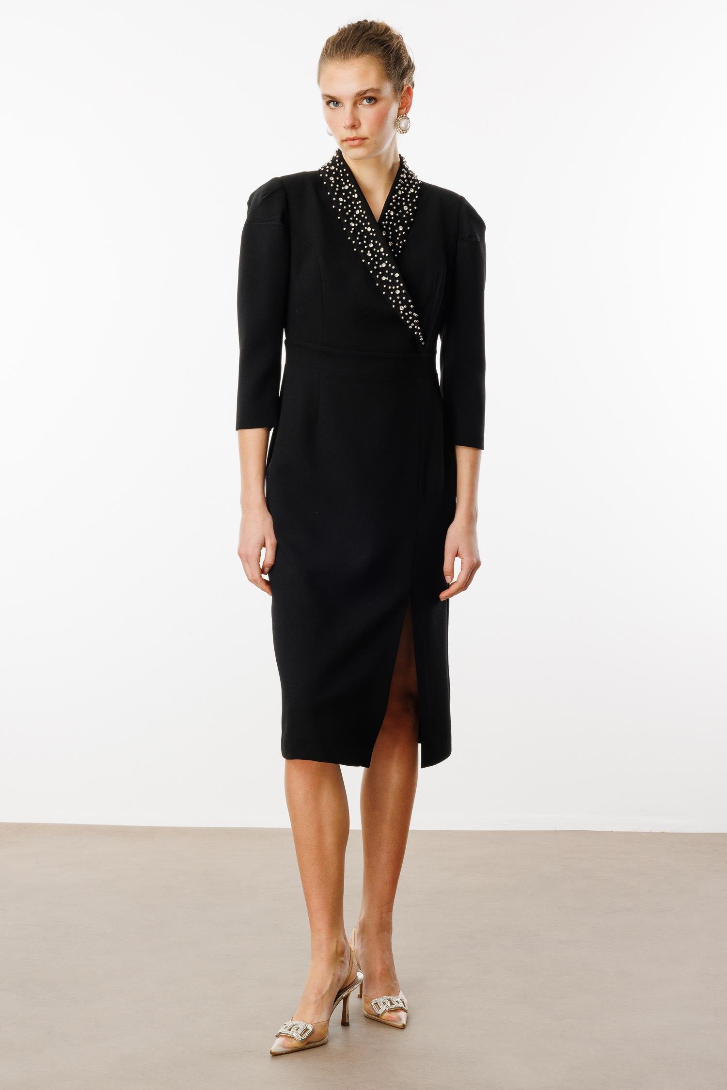 Modailgi  Yakası Taş İşlemeli Önden Yırtmaçlı Truvakar Kol Midiboy Elbise Siyah