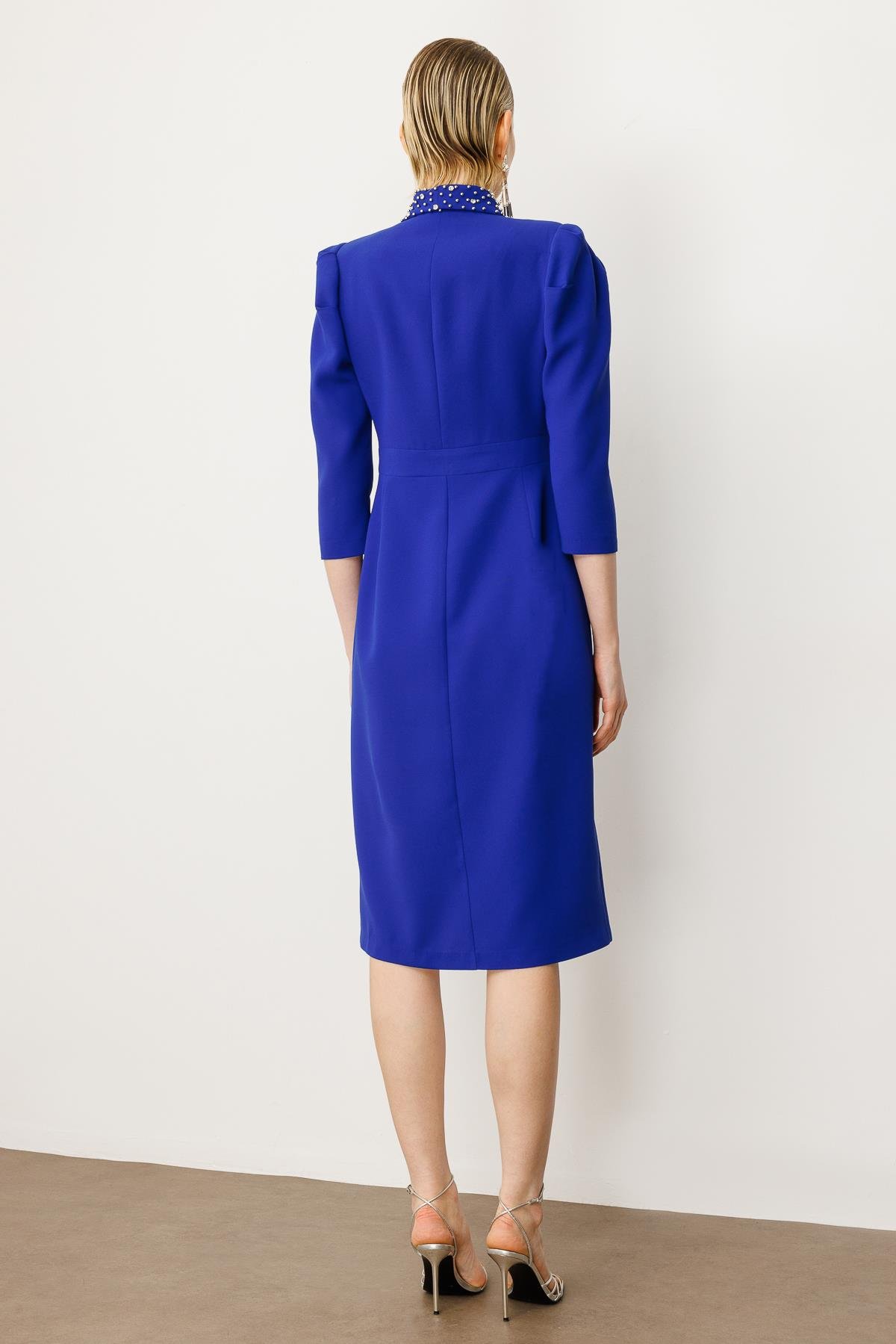 Modailgi  Yakası Taş İşlemeli Önden Yırtmaçlı Truvakar Kol Midiboy Elbise Saks