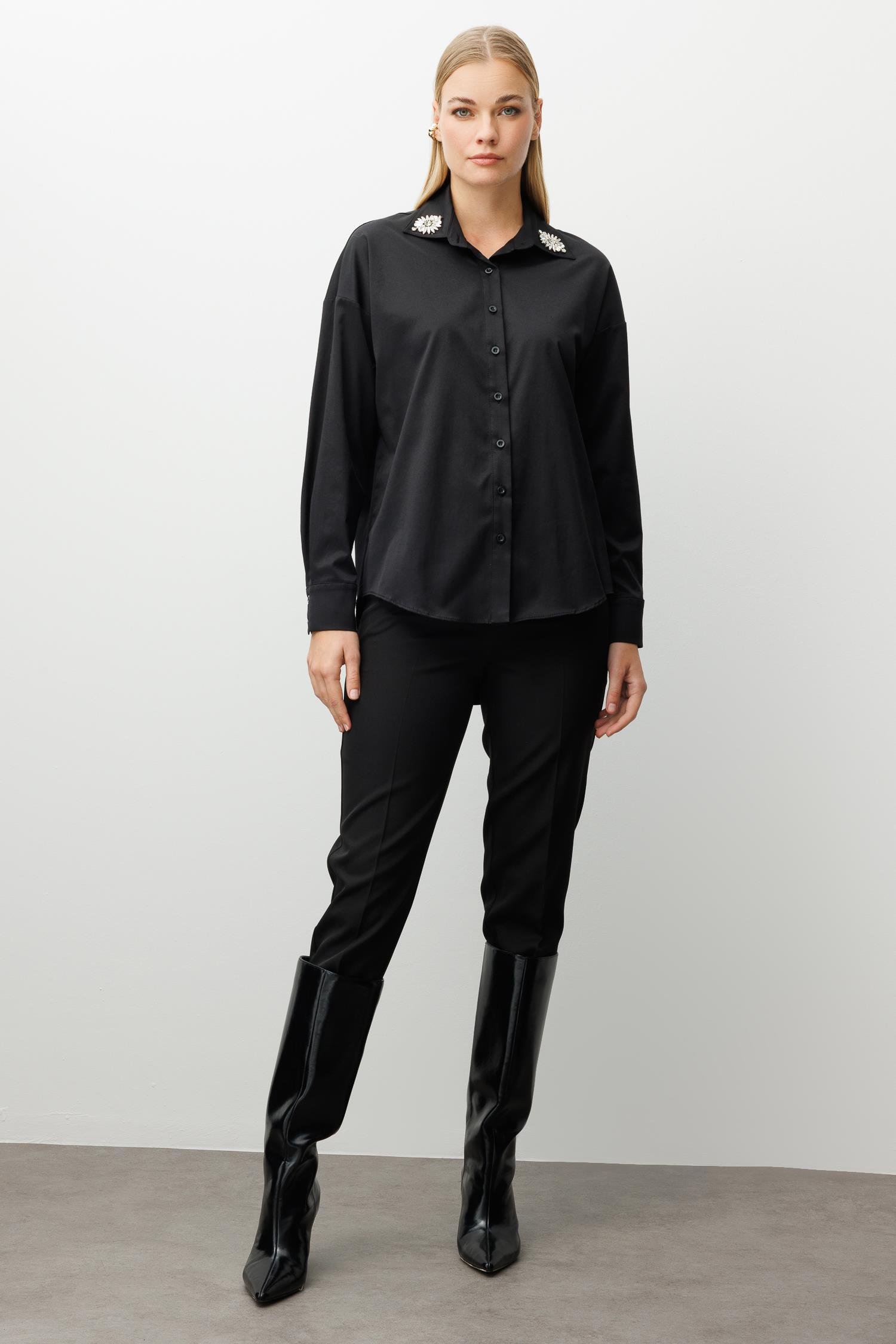 Modailgi  Yakası Taşlı Aksesuar Detaylı Oversize Gömlek Siyah