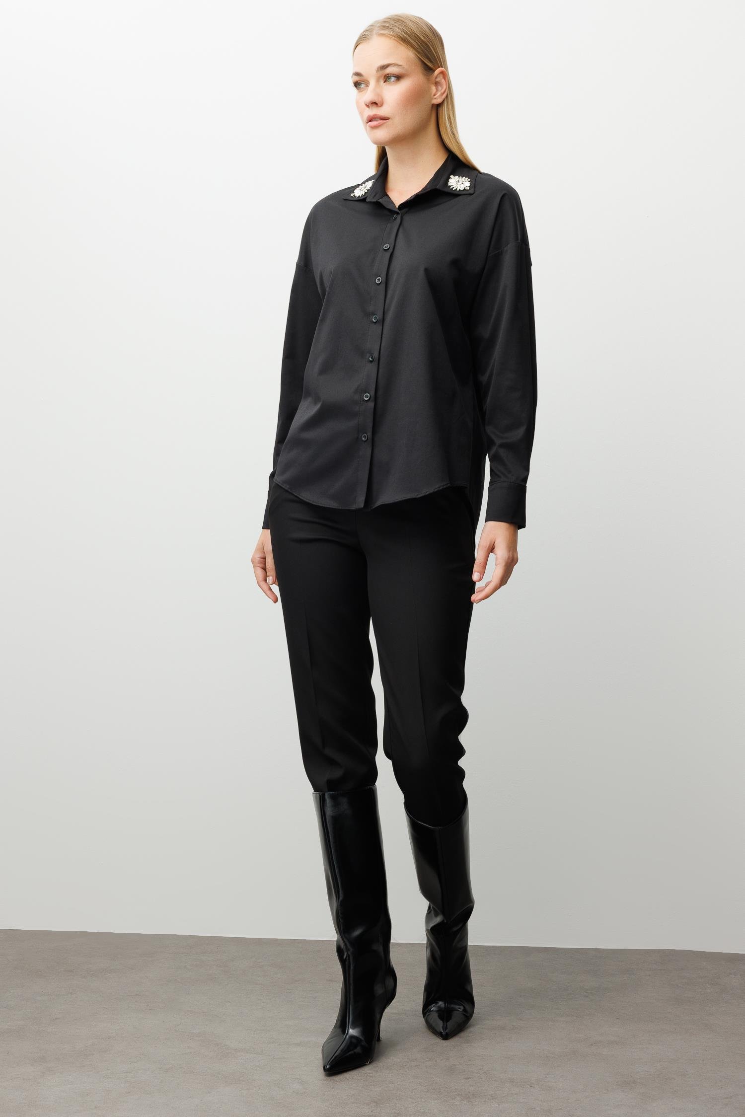 Modailgi  Yakası Taşlı Aksesuar Detaylı Oversize Gömlek Siyah