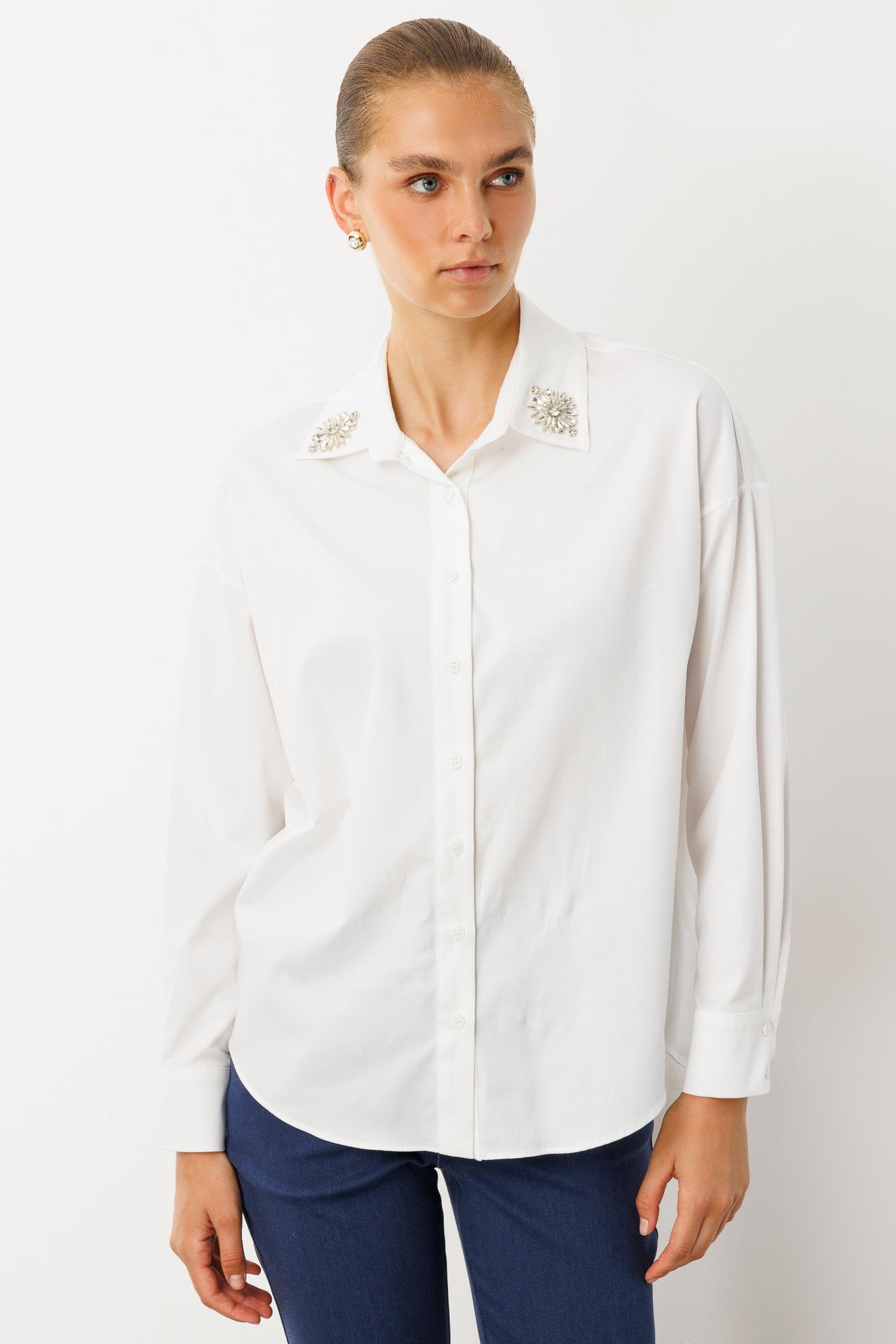 Modailgi  Yakası Taşlı Aksesuar Detaylı Oversize Gömlek Ekru