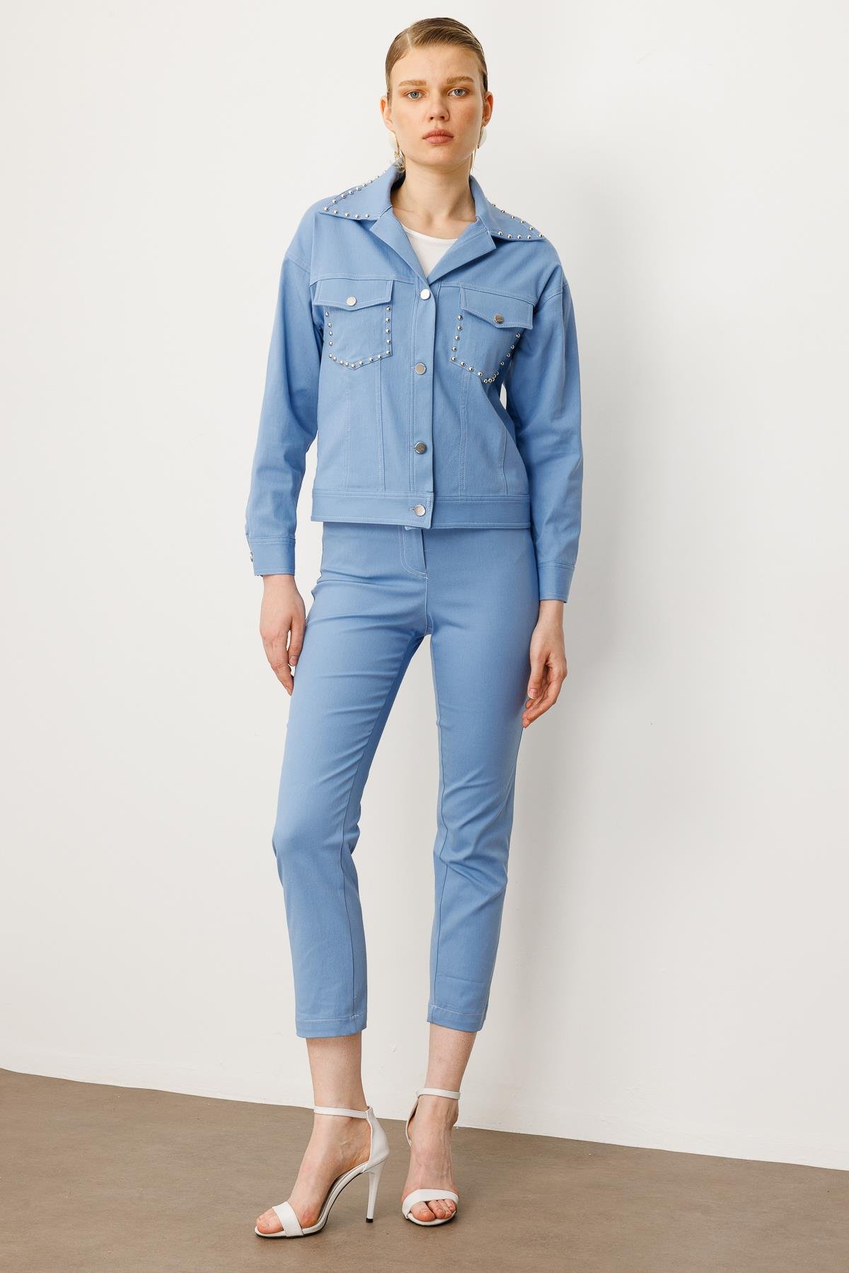 Modailgi  Yakası ve Cep Torbaları Zımba Detaylı Kısa Spor Ceket Mavi