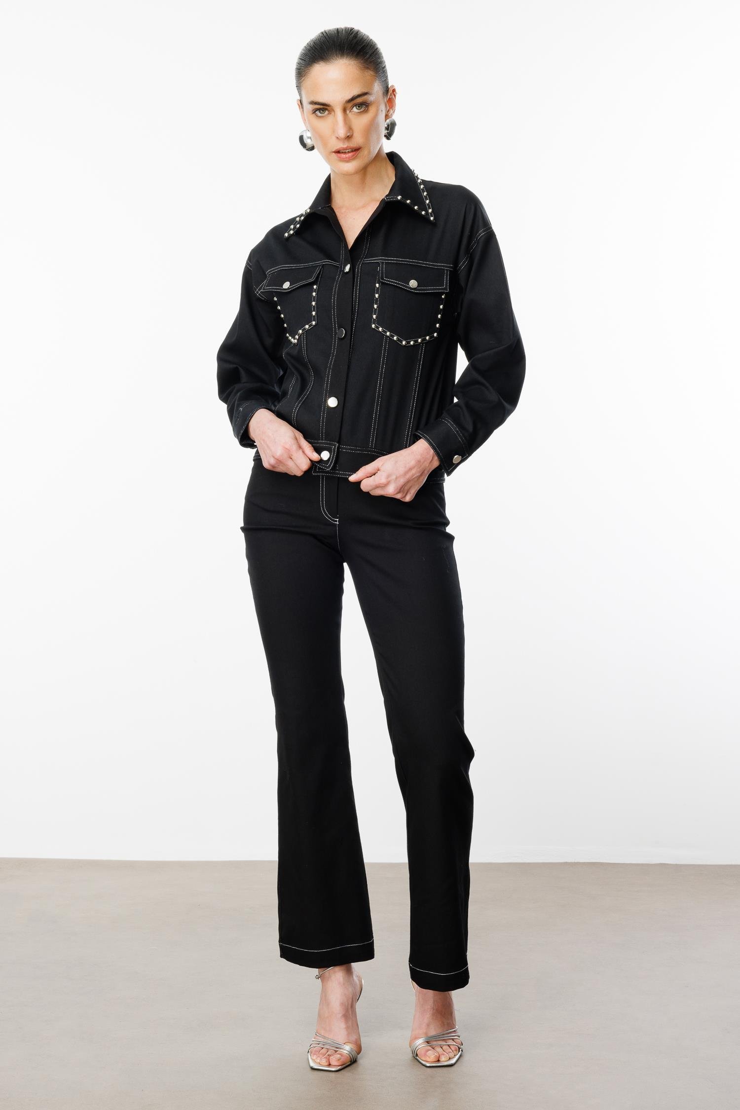 Modailgi  Yakası ve Cep Torbaları Zımba Detaylı Kısa Spor Ceket Siyah