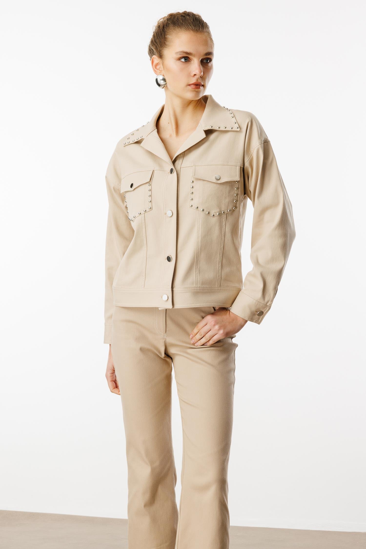 Modailgi  Yakası ve Cep Torbaları Zımba Detaylı Kısa Spor Ceket Taş