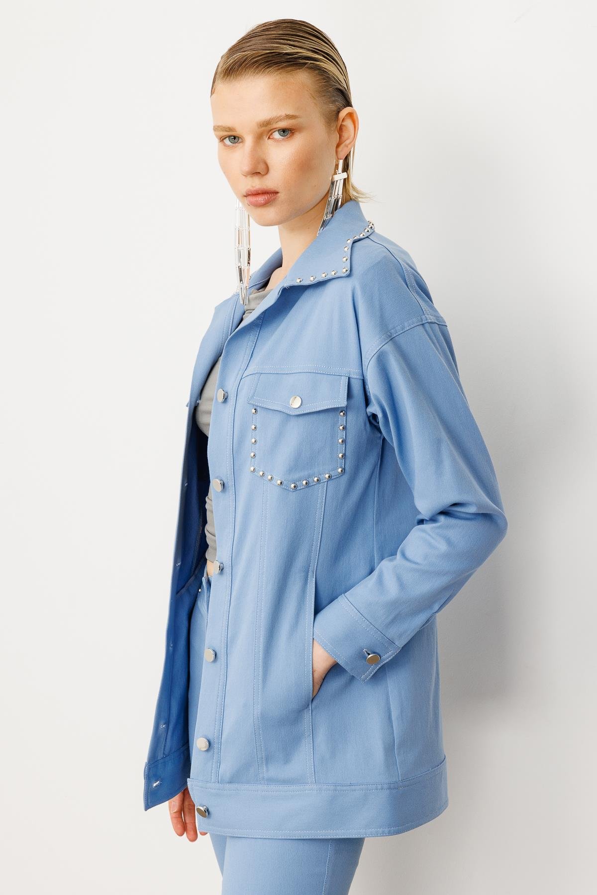 Modailgi  Yakası ve Cep Torbaları Zımba Detaylı Uzun Spor Ceket Mavi