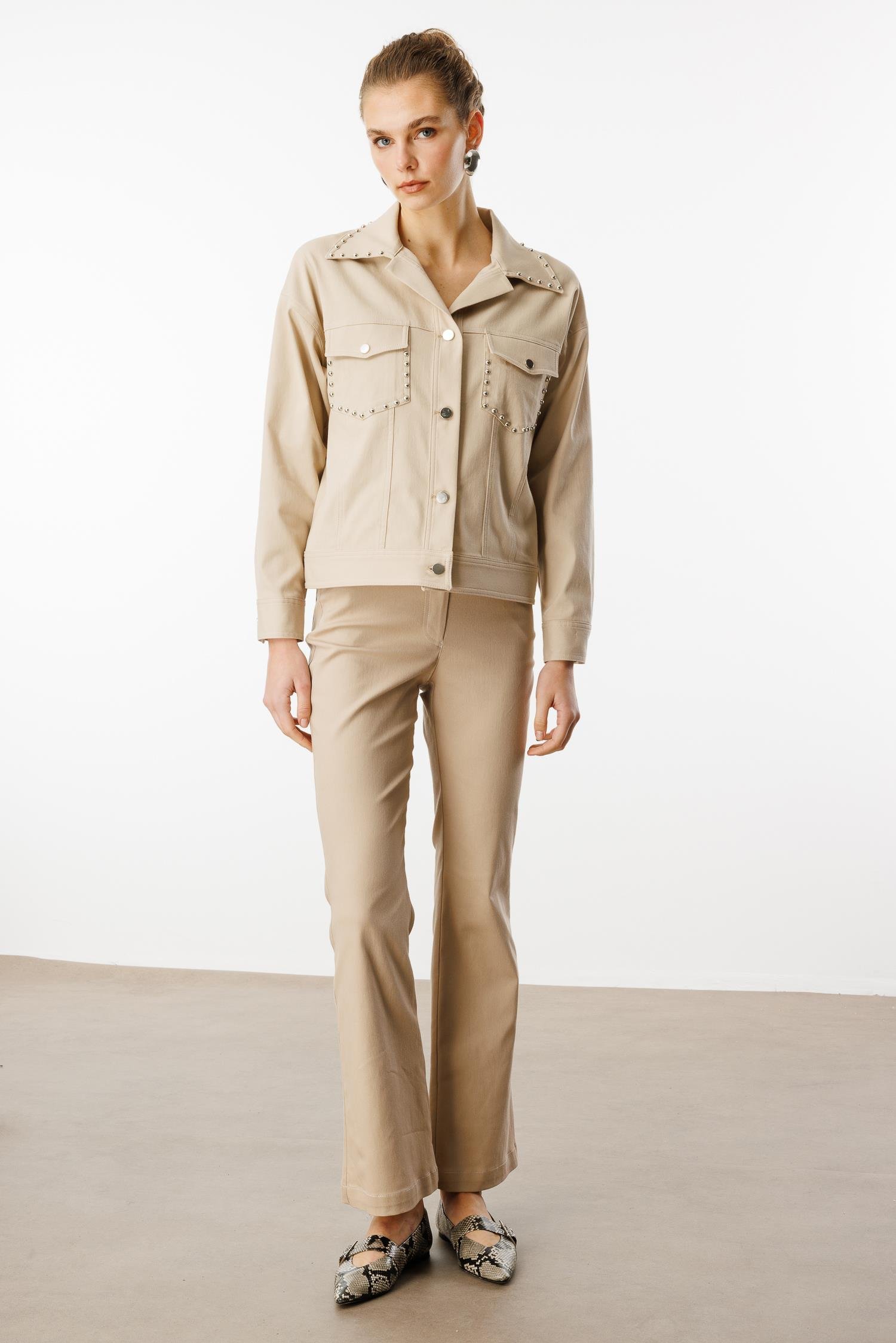 Modailgi  Yakası ve Cep Torbaları Zımba Detaylı Kısa Spor Ceket Taş