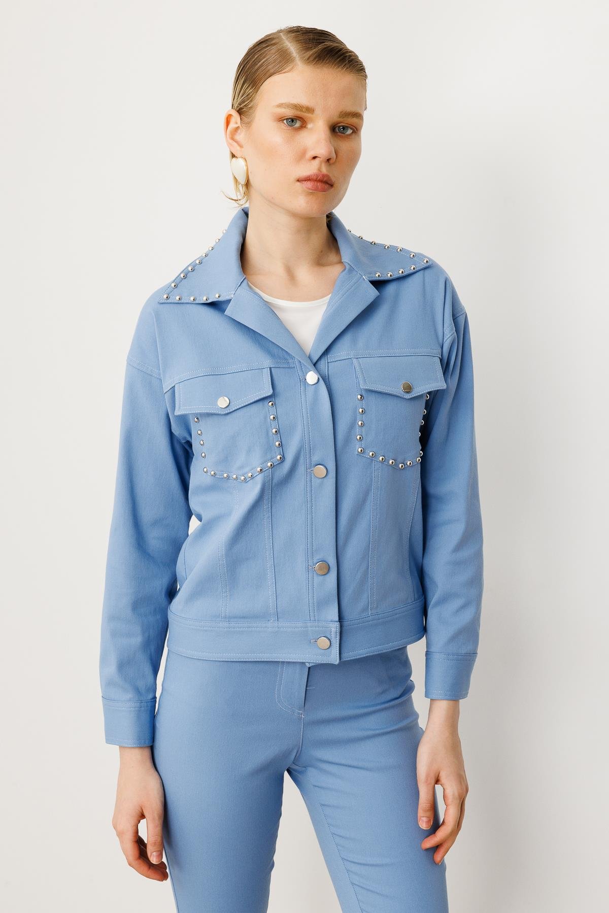 Modailgi  Yakası ve Cep Torbaları Zımba Detaylı Kısa Spor Ceket Mavi