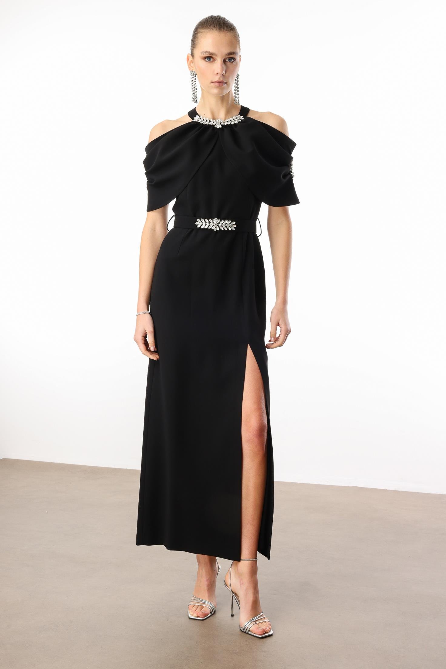 Modailgi  Yakası ve Kemeri Aksesuar Detaylı Elbise Siyah