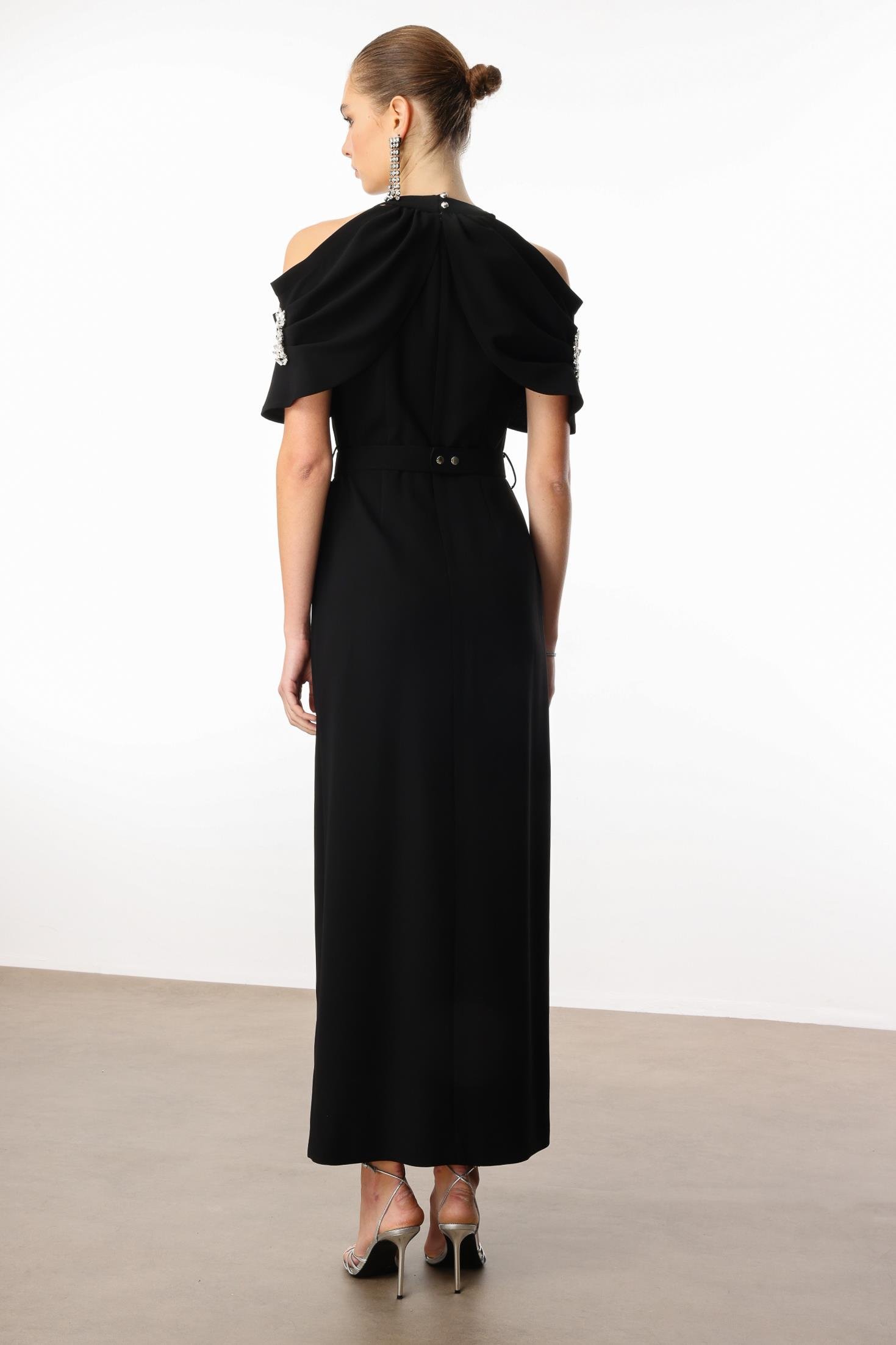 Modailgi  Yakası ve Kemeri Aksesuar Detaylı Elbise Siyah