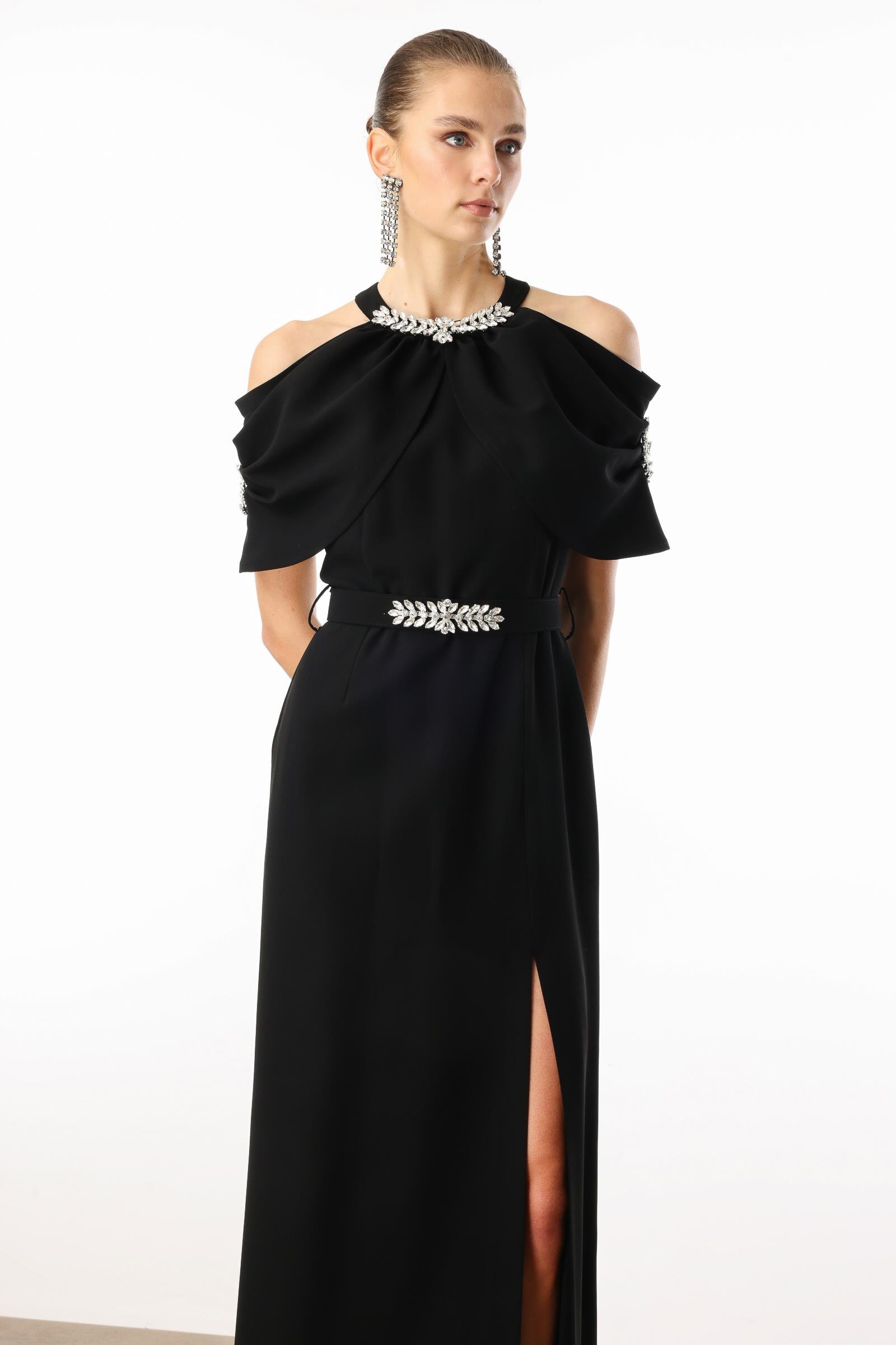 Modailgi  Yakası ve Kemeri Aksesuar Detaylı Elbise Siyah