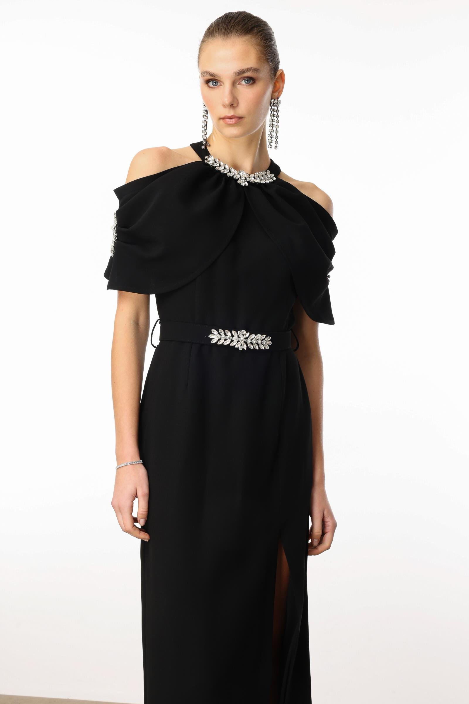 Modailgi  Yakası ve Kemeri Aksesuar Detaylı Elbise Siyah