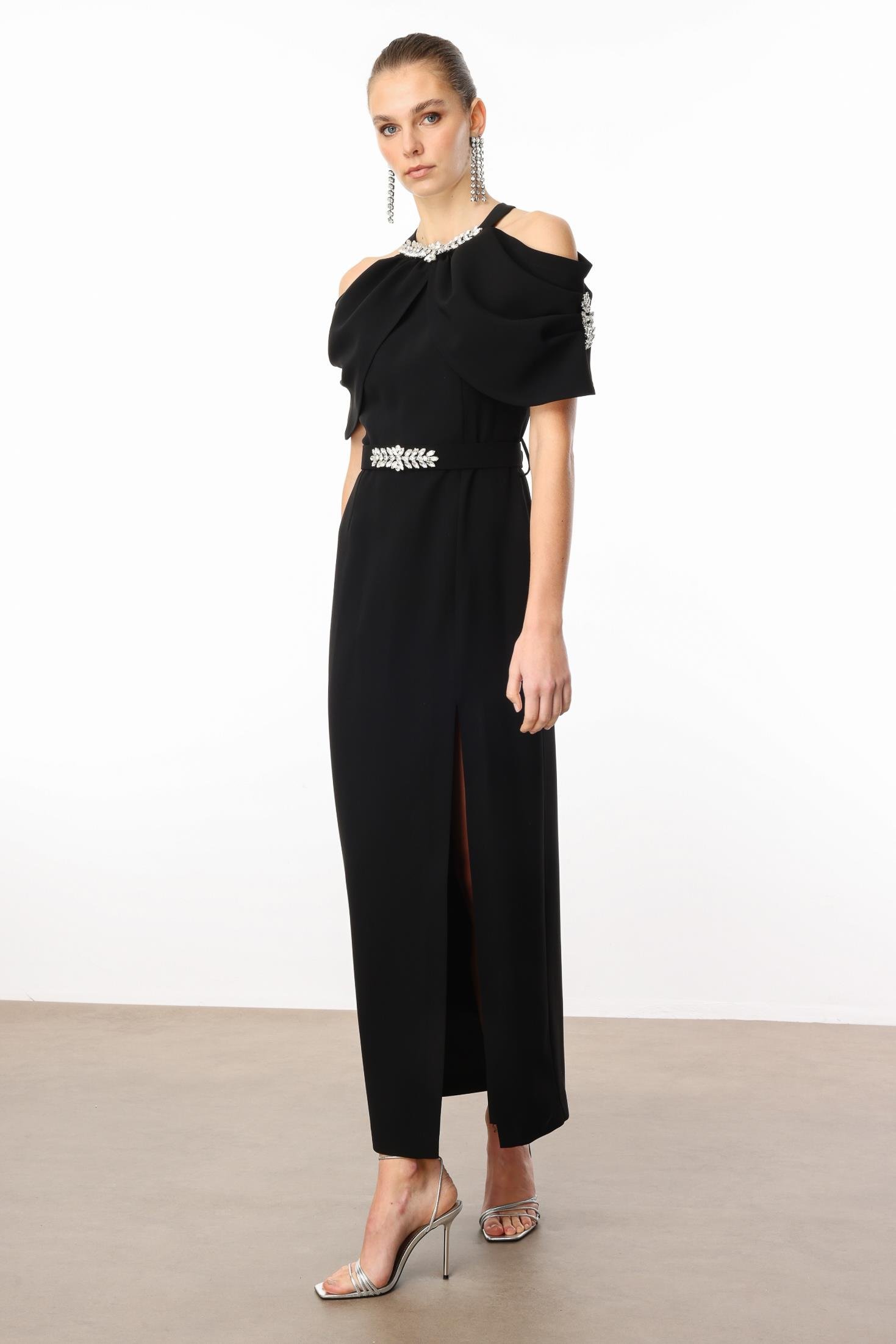 Modailgi  Yakası ve Kemeri Aksesuar Detaylı Elbise Siyah