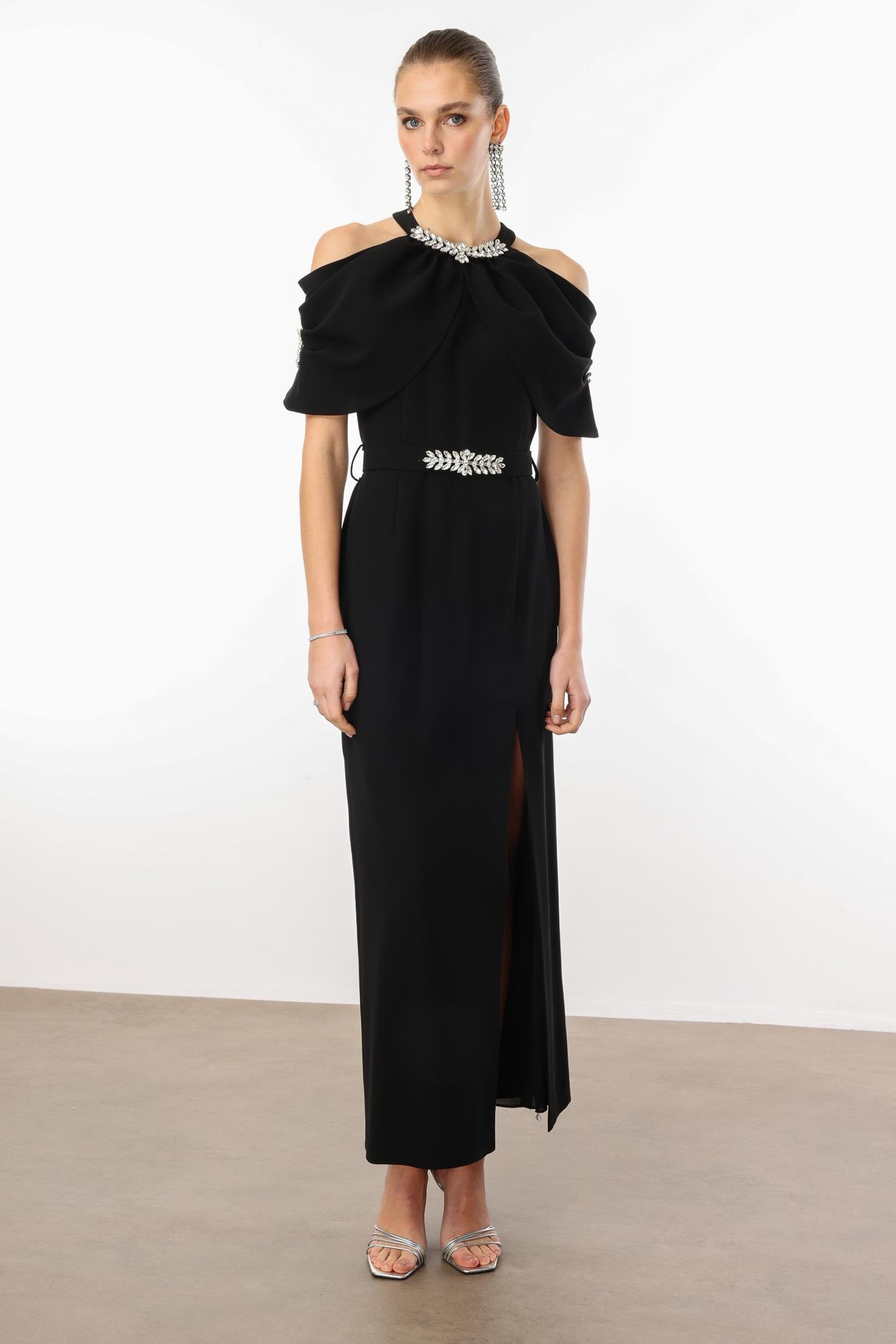 Modailgi  Yakası ve Kemeri Aksesuar Detaylı Elbise Siyah