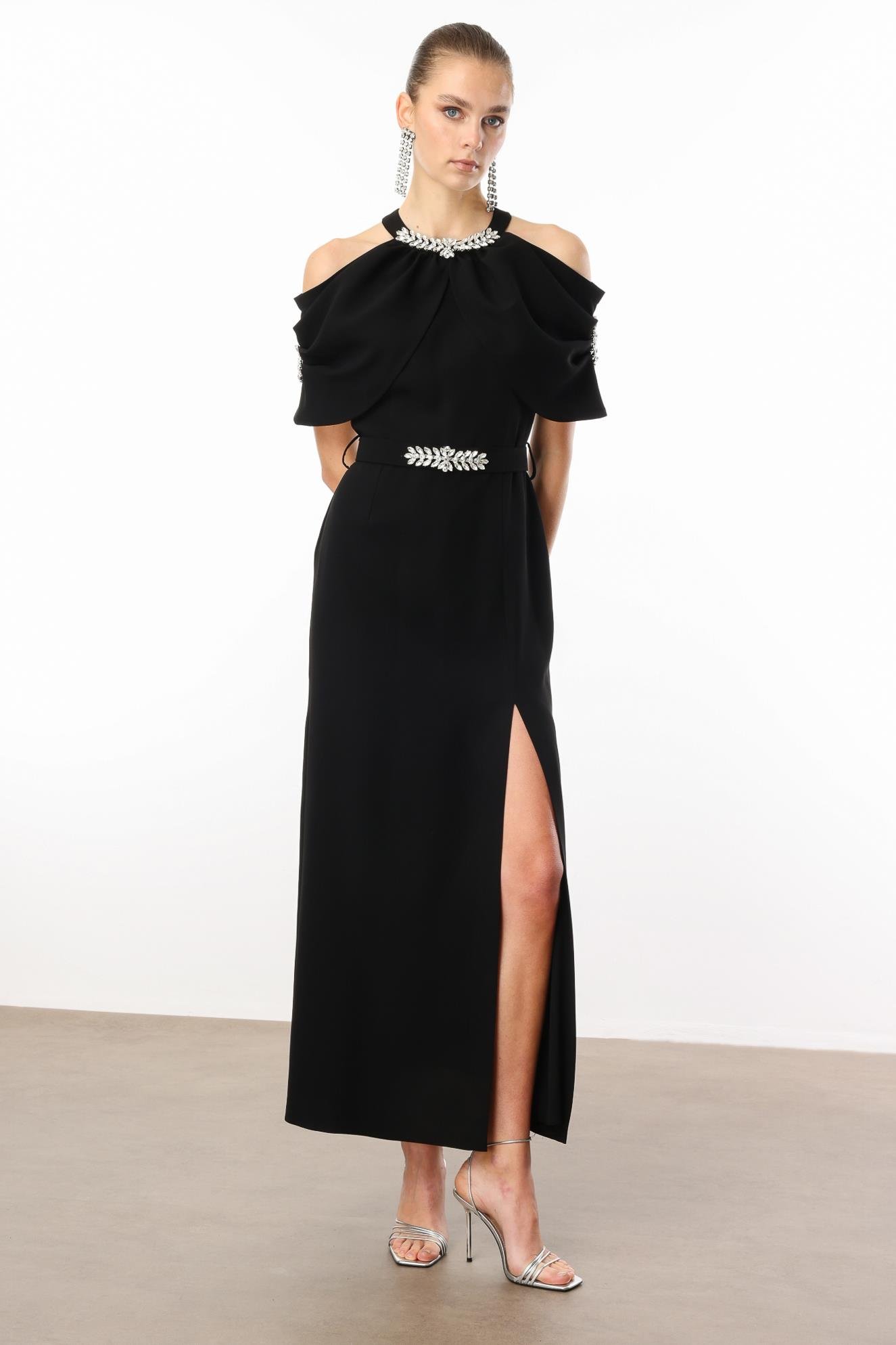 Modailgi  Yakası ve Kemeri Aksesuar Detaylı Elbise Siyah